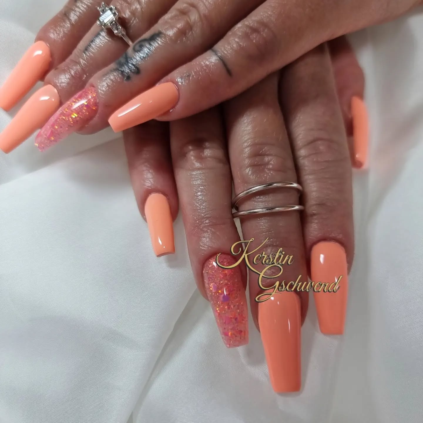 Hast du Lust auf gepflegte Nägel und Sommerfarbe🍊? dann melde dich gern für einen Termin
#gelnails
#konolfingen
#bern
#nailart
#nailartist
#instagrammnails
#nailsalon