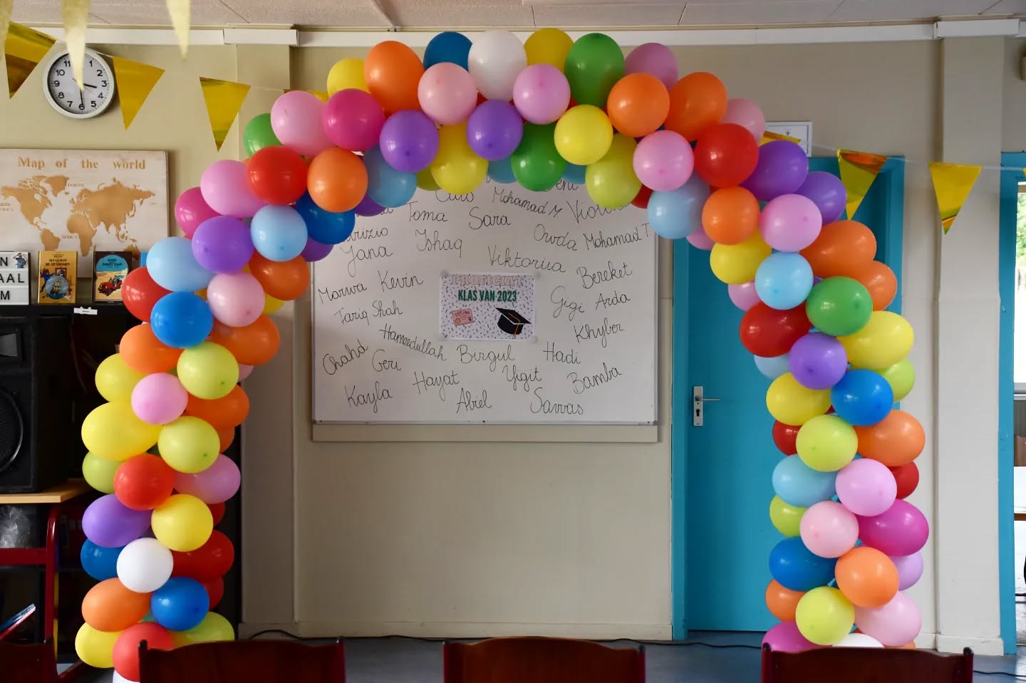 Gisteren vierden we alle leerlingen die zullen doorstromen vanaf 30 juni. ๐ We kunnen wel spreken van een geslaagde editie, want we zagen veel blije leerlingen, super trotse ouders, fiere voogden en begeleiders... ๐คฉ We willen dan ook iedereen bedanken voor zijn/haar aanwezigheid en enthousiasme. โค๏ธ
Ps. Alle foto's volgen nog op smartschool ๐ธ