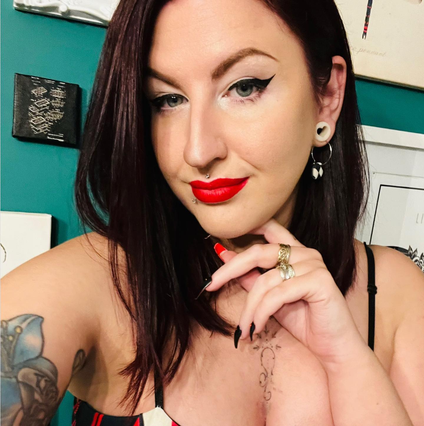 Throw back to when I made an effort and didn’t walk around looking like a homeless person.
Bonus points for bringing tooth gems back and wearing an outfit that is literally the same colour as my wall - life is good 👍🏻