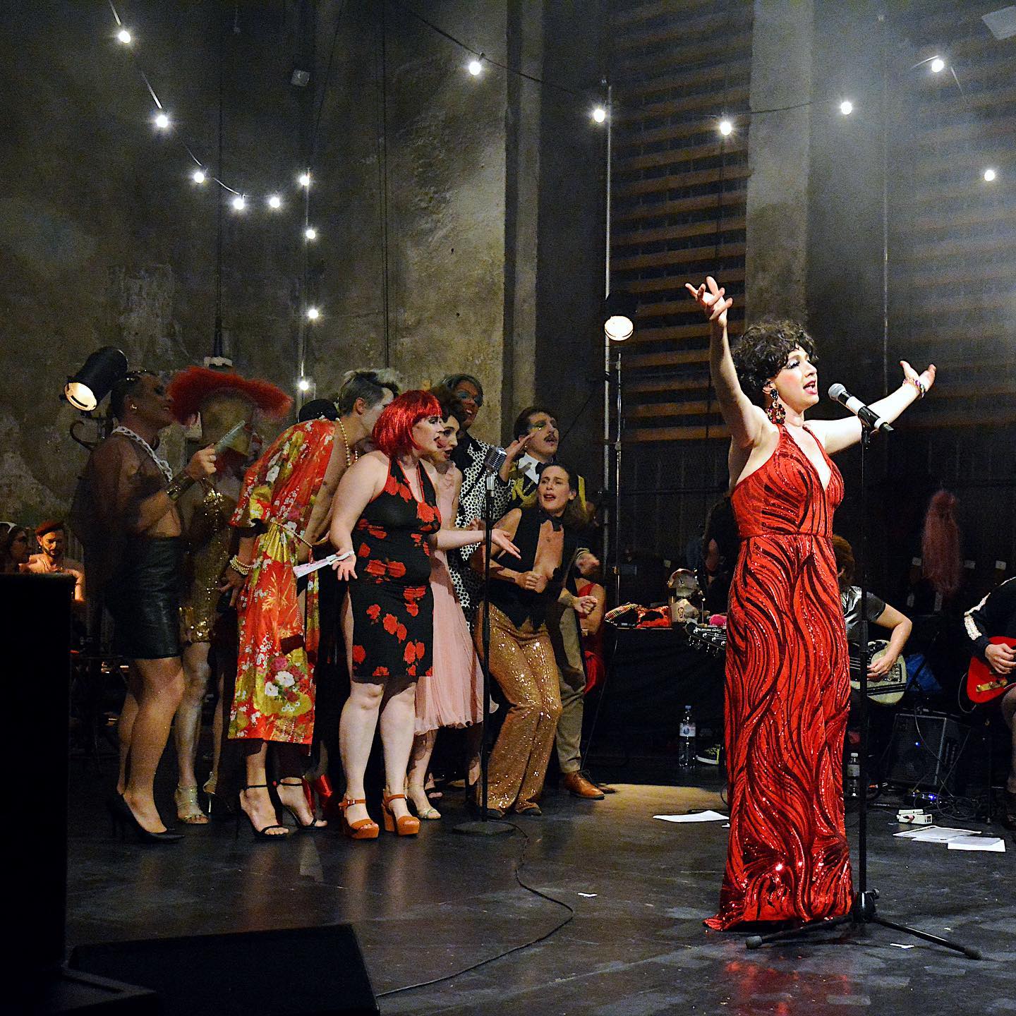 💋Superbe soirée de Gala de fin de saison du @cabaret.lesecret dirigé d’une main délicate et avec générosité par @monsieur_k_et_cie 💋dans le magnifique @letheatredelatelier 🎉
📸 @monsieur.gac
Avec @monsieur_k_et_cie ❤️@alexishk.officiel ❤️@labigbertha.paris ❤️et toutes les créatures du secret !
Du rêve bien réel, que demander de plus ?
#cabaret #cabaretshow #kabarett #montmartre #montmartreparis #chansonfrançaise #livemusic