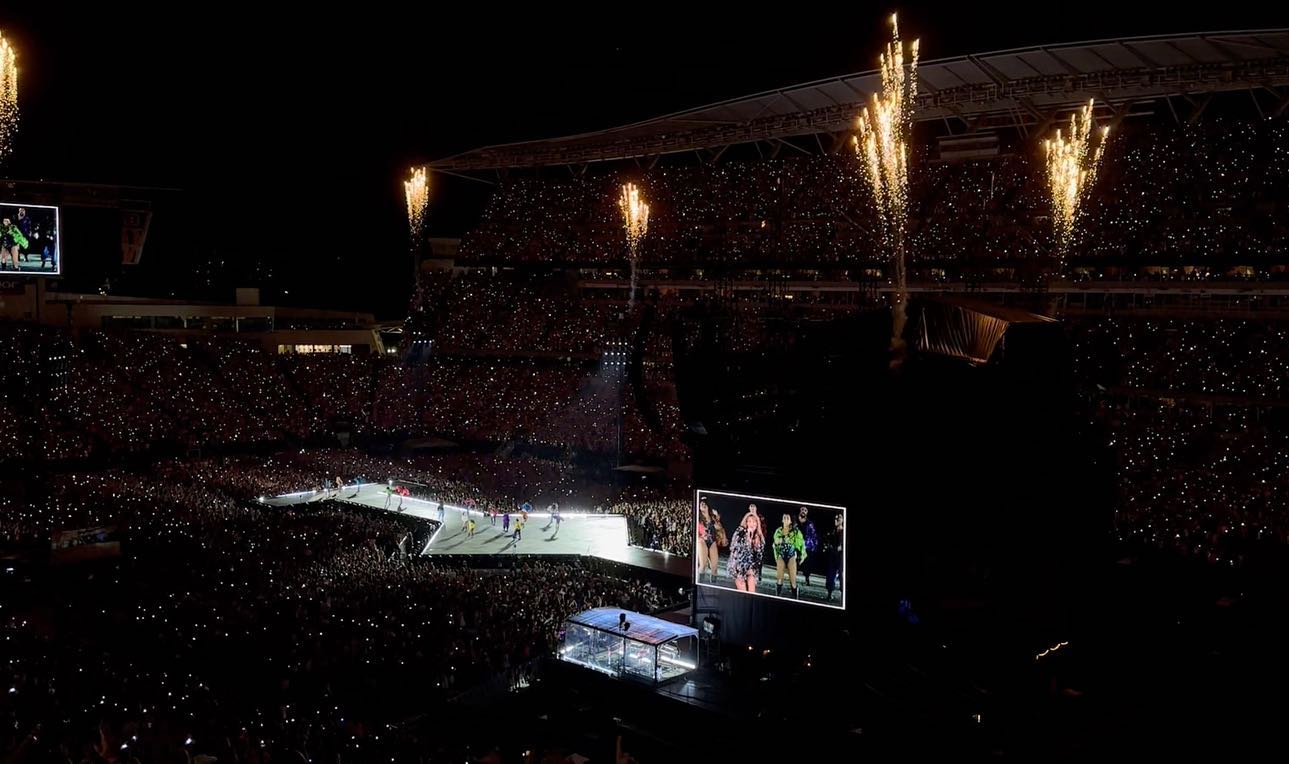 @taylorswift is a masterclass in making a stadium of people feel like she’s singing directly to them 💕
And nobody I’d rather experience it with than the girl who’s been a bestie for 15 years, which happens to be about as long as we’ve been listening to this music ✨