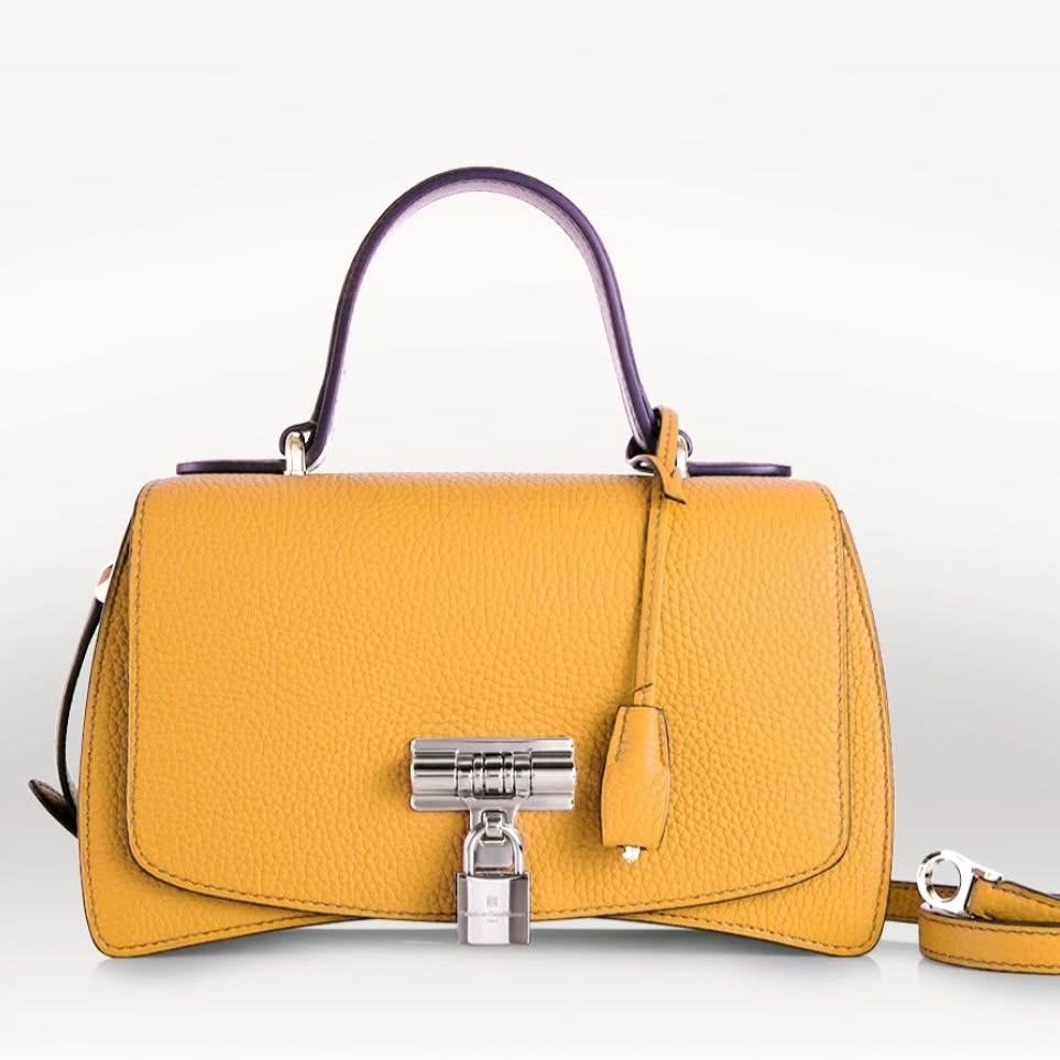 Plongez dans l'univers de la Maison Prouès By David Hanna avec l'iconique et intemporel sac Loquet.
L'été commence avec le #loquet
💛🧡❤️
➡️ Sac à main en cuir de taurillon
Dimension en cm: L25xH14xP8
2 poches intérieures, plaquées et zippées
Poignées courtes pour une double option de porté, main ou bras
Bandoulière amovible pour une double option de porté croisé ou épaule
Cadenas avec porte clé en cuir
#loquet #prouesbydavidhanna #madeinfrance #savoirfaire #handbag #hautemaroquinerie