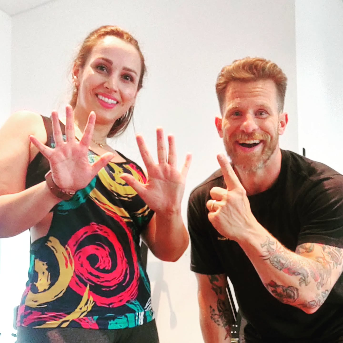 Today we're celebrating 🎉
Seti has dropped 11 kilos since February this year.
That's 8 kgs of pure fat!!! She's a new woman who now needs a new wardrobe 💪😘
She's strong and happy and confident.
She even told me a story today about how she had to carry a heavy box through town together with her husband.
The next day he was a mess, sore and feeling it. Seti couldn't feel a thing. 🤣
I'm going to put "making ladies stronger than their husbands" on my CV.
I'm super proud of you Seti. You're a joy to work with.