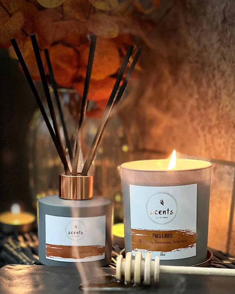 **New Fragrance**
Passion
The perfect blend of smokey and sweet, this fragrance brings warmth to any room. Relish in top notes of warming spices, honey with a hint of citrus, leading into woody smokey aromas resting on a bed of amber, tonka bean and hints of patchouli.
A truly mysterious and masculine scent you could cuddle up with.
• 220g/30cl candle in a matt grey glass vessel finished with a rose gold lid.
• 100ml karen reed diffuser in matt grey finished with a rose gold lid.
• 7 black fibre diffuser sticks