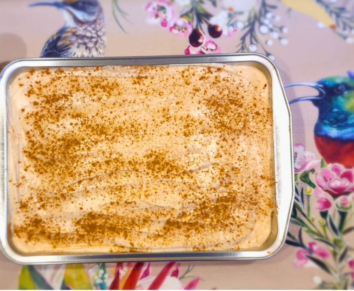 🍰✨ Nieuw bij Suikerbekkie Traktaties: Milktart Plaatcake! ✨🍰
Genoeg voor 16-20 personen.
Ontdek onze nieuwste traktatie geïnspireerd door de smaken van Zuid-Afrika: de Milktart Plaatcake! 😍🎉 Deze verrukkelijke taart is een enkele laag vanillecake, rijkelijk gevuld met de traditionele Milktart-vulling. 🍰🌟 Maar dat is nog niet alles!
We hebben deze lekkernij bedekt met een luchtige roomkaasglazuur met een vleugje kaneel, waardoor elke hap een feestje voor de smaakpapillen wordt. ✨🥮
Laat je betoveren door de heerlijke combinatie van romige Milktart, zachte cake en het subtiel gekruide glazuur. Dit is puur genieten met een vleugje Zuid-Afrikaanse smaak! 🇿🇦❤
#SuikerbekkieTraktaties #MilktartPlaatcake #ZuidAfrikaanseSmaak #Genieten #TraditioneleSmaak #Romig #CinnamonCreamCheeseFrosting #HeerlijkeTraktatie #TaartLiefhebbers