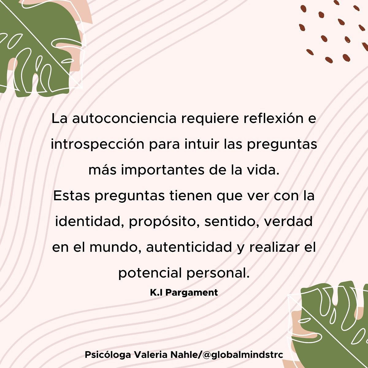🧠💭 Existen dos tipos de autoconciencia:
👉🏻Interna: Este tipo refleja cómo uno mismo ve sus propios valores, deseos, pasiones y aspiraciones, así como su relación con todo lo que le rodea.
👉🏻Externa: Se refiere a la capacidad que tenemos para comprender cómo nos ven los demás. Con ello, somos capaces de mostrar empatía y cumplir con las perspectivas de los demás.
¿Cómo trabajarla?🧠
💡Observar nuestros pensamientos, emociones y comportamientos.
🧘🏻♀️ Meditar y conocer mejor nuestros valores.
🤔 La autorreflexión es otra herramienta importante.
🙌🏻Practicar la autocompasión. Es importante no castigarse ni tener miedo a cometer errores.
🧠Psicóloga Valeria Nahle / @globalmindstrc