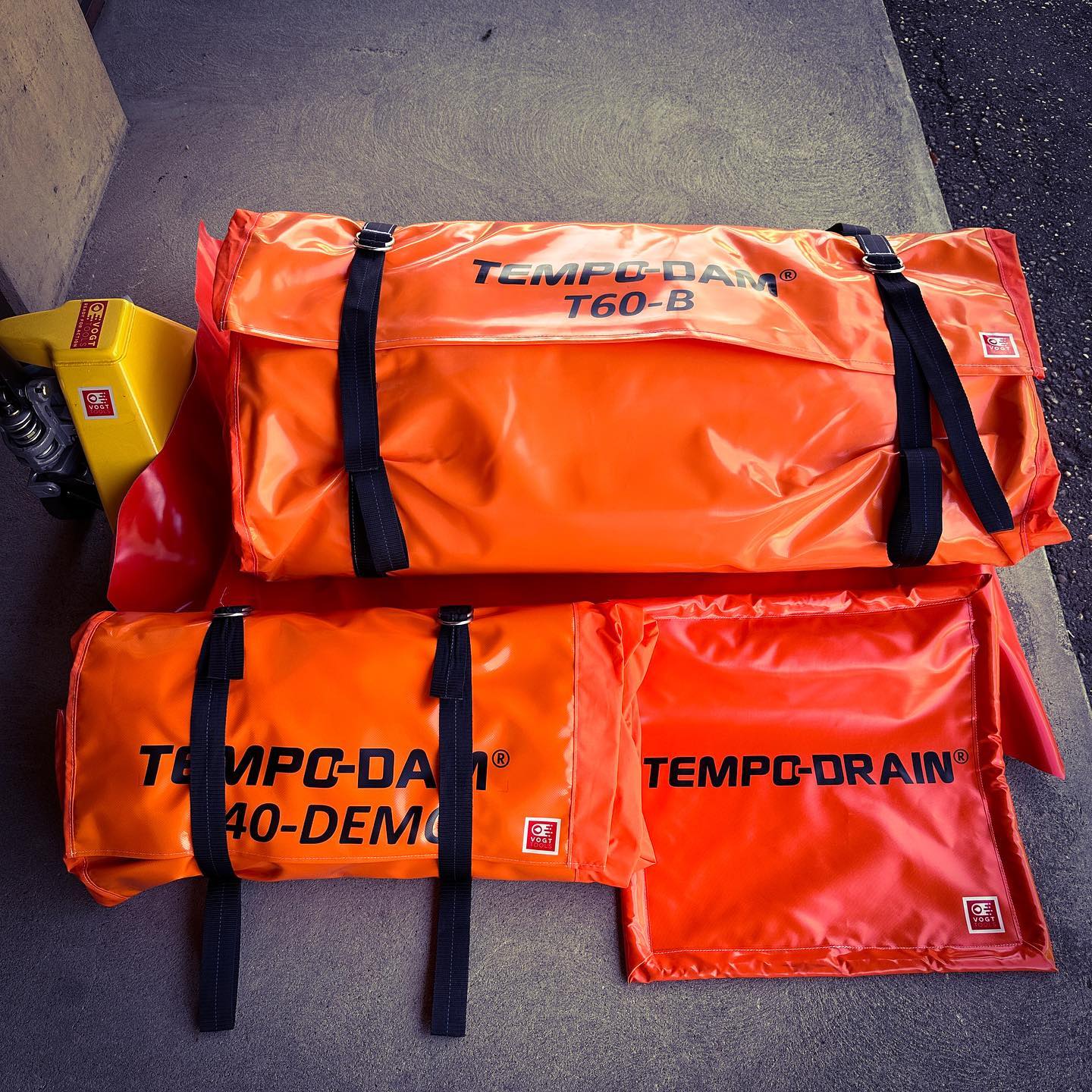 📣 Aufregende Neuigkeiten! 🚧🌊
Der erste TEMPO-DAM® ist in der Schweiz angekommen! Mach dich bereit für eine revolutionäre Lösung zum Hochwasserschutz, die schnell, stark, sicher und stabil ist! 🇨🇭💪
Der TEMPO-DAM® ist kein gewöhnlicher dreieckiger Damm aus Planenmaterial. Er wurde sorgfältig entwickelt und verbessert, um extremen Wetterbedingungen standzuhalten.
Getestet im Wavetest-Zentrum bei DHI in Hørsholm, Dänemark, überzeugt der TEMPO-DAM® mit bemerkenswerten Vorteilen:
✅ Super Qualität und Erfindungsreichtum
✅ Dokumentiert als einer der stabilsten dreieckigen Dämme aus Planenmaterial
✅ Kein Bedarf an Sandsäcken oder Abdichtung unter dem vorderen Ende, um Wellen standzuhalten
✅ Bietet eine Version für extremes Wetter, um starken Wellen und Wind standzuhalten
Der TEMPO-DAM® verwendet hochwertige Materialien, einschließlich eines hochtechnologischen, verrottungssicheren Nähfadens, der 30 Mal teurer ist als der gewöhnliche hochwertige Faden. Dieser Faden spielt eine entscheidende Rolle in der Leistung des Damms. Zusätzlich sorgen die Klettverschlussverbindungen für eine hervorragende Wasserdichtigkeit. Für die Versionen für extremes Wetter sind zusätzliche Sicherheitsmerkmale.
Beim Vergleich von Hochwasserschutzsystemen glänzt der TEMPO-DAM® wirklich:
❌ Kein Risiko der Instabilität bei Beschädigung, im Gegensatz zu Wasserschlauchsystemen
❌ Stabil, auch wenn das Hochwasser den Damm überflutet
❌ Unübertroffene Schnelligkeit bei der Errichtung, schlägt alle anderen Systeme
❌ Eliminiert die Notwendigkeit für lange Reaktionszeiten und viel Arbeitsaufwand
Schließe dich der TEMPO-DAM®-Revolution an und sichere dir deine Sorgenfreiheit bei Überschwemmungen! 🌊🛡️
#TEMPODAM #Hochwasserschutz #Schweiz #SchnellUndStark #StabileLösung #BereitFürExtremwetter #Innovation #DänischeQualität #Zuverlässigkeit #SicherheitAnErsterStelle #HochwertigeTechnologie #Wasserschutz #Hochwasservorbeugung #UnübertroffeneSchnelligkeit #Sorgenfreiheit #TempoRevolution #KeineSandsäckeMehr #HochtechnologischerFaden #RobusteKonstruktion #HochwertigeMaterialien #Klettverschlussverbindungen #SchweizerInnovation #feuerwehr #firefighter