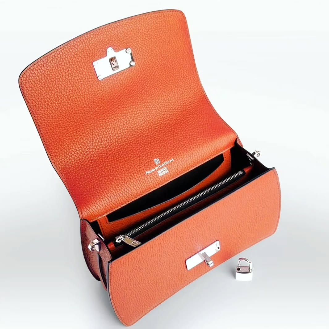 ➡️ Sac à main Loquet 25cm
• 2 poches intérieures, une plaquée et une autre zippée
• Poignée courte
• Bandoulière ajustable et amovible
• grande variété de couleurs et cuirs
• Cadenas avec porte clés en cuir assorti
#loquet #prouesbydavidhanna
#savoirfaire #hautemaroquinerie
#savoirfairefrancais #technicité
#excellence #passion #maitrise