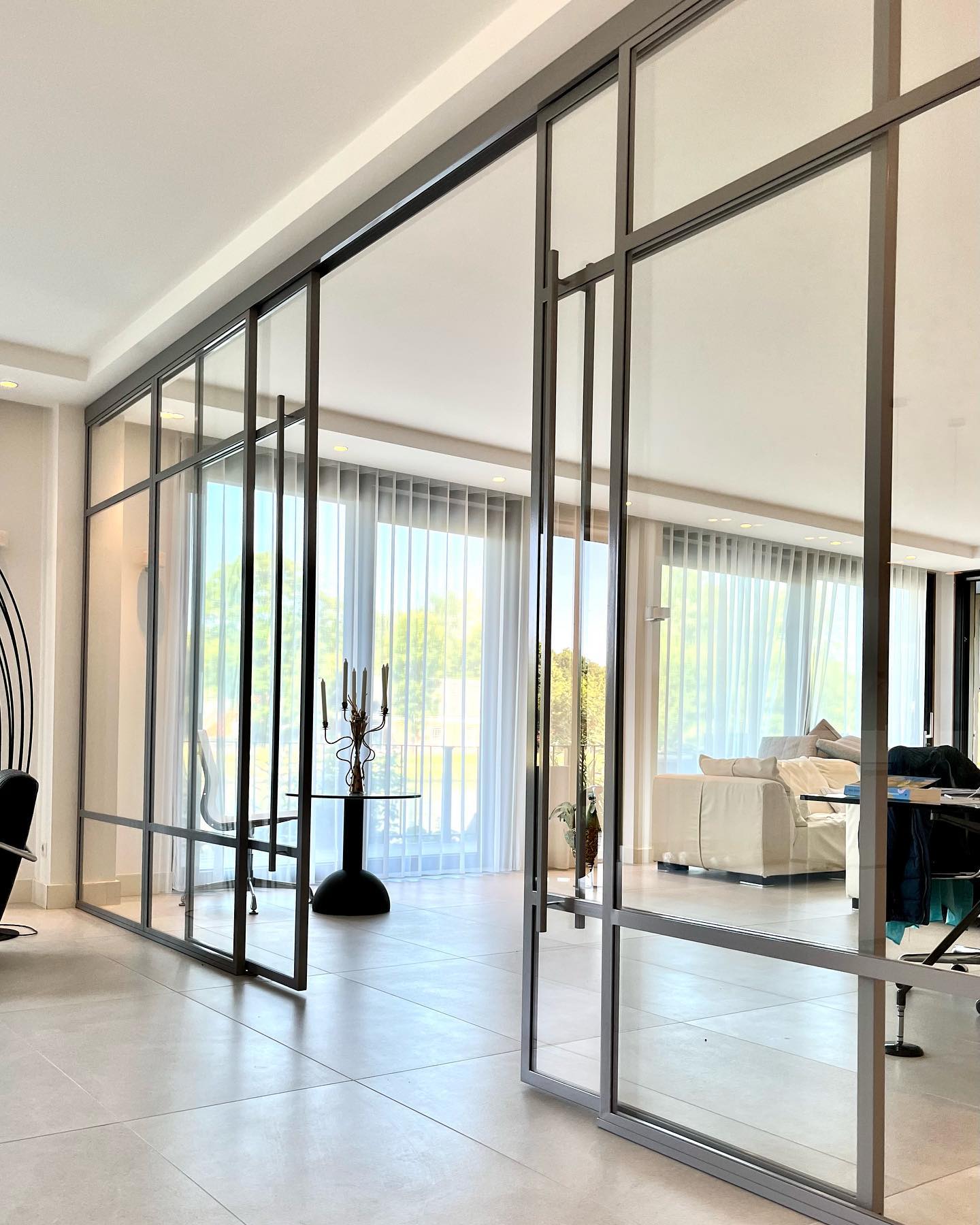 Mooi plaatje🤩 deze prachtige schuifwand hebben we geplaatst in Delft. Gecoat in Ral9007 zijdeglans. Dubbele schuifdeuren met zijlichten, volledig akoestisch veiligheidsglas en standaard dubbelwerkend softclose systeem!
#stalendeuren #stalenbinnendeuren #stalenschuifdeuren #steeldoors #home #inspiratie #livingroom #woninginspiratie #nieuwbouw #nieuwhuis #delft #hout #staal #interiordesign #inter #design #modern #glass #maatwerk #vakwerk #handmade #wesselssteelworks