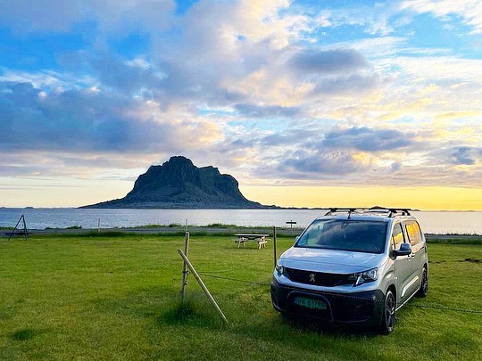 One of our campervans «Helenium» at Vega, Helgelandskysten with the beautiful mountain «Søla» in the background. Thank you for the pictures @radicev and @gblikaas - We hope you enjoy your trip🤩🇳🇴⛰️🌄
📸 @radicev / @gblikaas
#vanlife #vanlifestyle #luxurylifestyle #explorenorway #exploreoslo #campervan #camperlifestyle #campervans #oslo #norway #campingtrip #luxurycamping #getaround #getaroundnorway #northernlights #northernnorway #booking #opplevno #lofoten #campr #utno #visitnorway #visitoslo #visitlofoten
