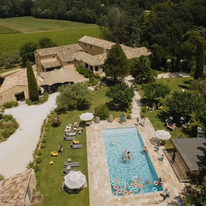 Le lendemain de mariage... Un superbe moment où vous prenez le temps de vous poser avec vos proches et partager des souvenirs 😍
Piscine, pétanque, forêt... Tellement d'espaces magiques au soleil ou à la fraicheur pour passer une journée inoubliable en Provence !
📷 @neupap_photography 🙏
Wedding Planner & Déco @sweetblossom.event
Fleuriste @le.fleuriste
Mobilier @be_lounge_officiel
DJ @monsieurseptdj
Brunch @latelierdelasocca
Lifegard @eventlifeguard
#brunchtime #brunch #brunchenprovence #domainedevalbonne #lieudexception #lieumariage #mariageenprovence #provence #provencewedding #provenceoccitane #saintpauletdecaisson #gard #occitanie #southoffrance #sinspirersemarier #foret #pooltime