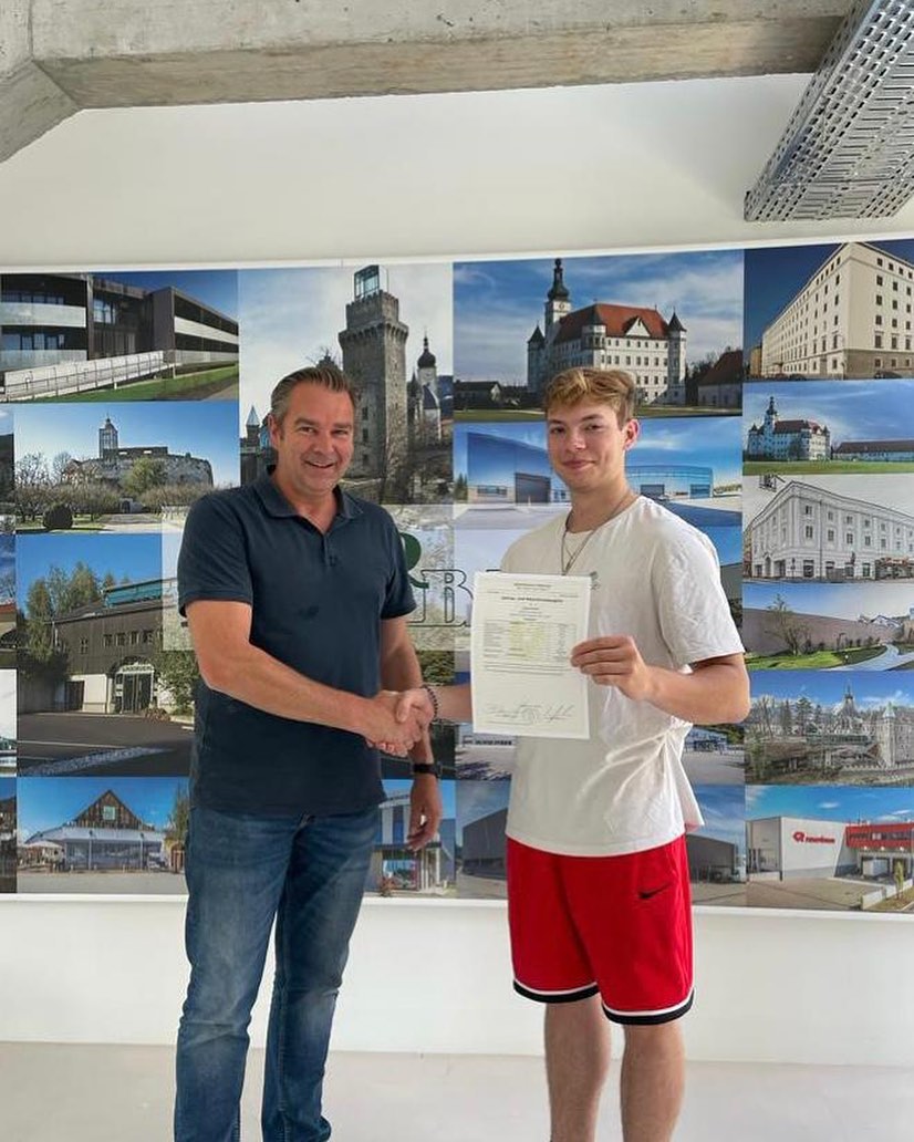 Jakob Fischer, wir gratulieren dir zu deinem ausgezeichneten Erfolg in der 3. BS! Du bist ein auszeichneter Hochbauer und ein Vorbild für unsere Mayr Bau-Jugend!👍
#lehrlingsschmiede
#lehreambau
#abau #mayrbau #steyr #bau