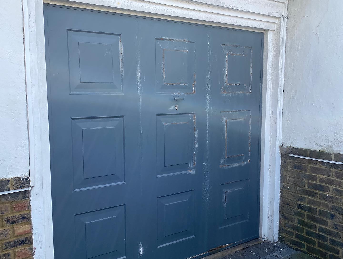 Removing the rust and stripping back this metal garage door in Hove before painting a coat of red oxide metal primer and re-painting with @farrowandball colour “Railings”.
#farrowandball #painting #redoxide #metalprimer #garagedoor #railings #hove #thehovehandyman #handyman #brightonhandyman