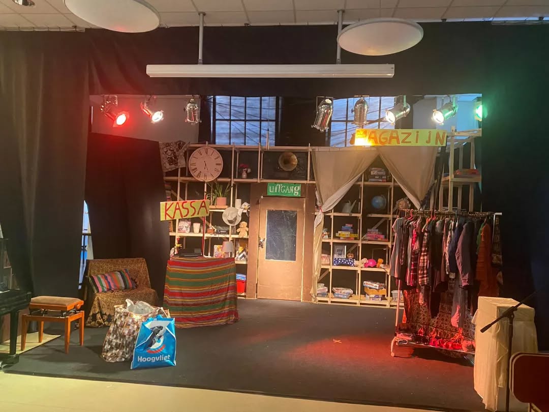 De laatste loodjes voor groep 8. Dankzij fantastische hulpouders hebben we een prachtig decor! Maandag en dinsdag zullen de kinderen gaan shinen tijdens de eindmusical. 🎶🎬