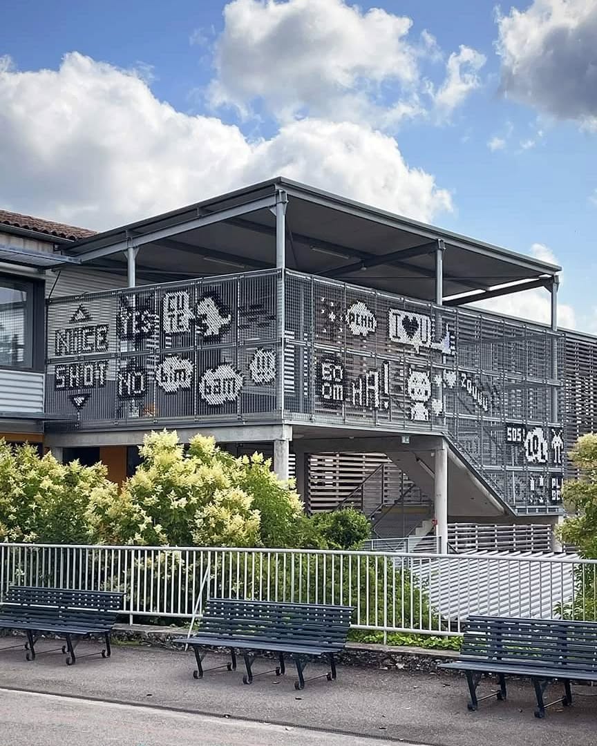 👾👾👾L'invasion pixels continue avec un projet de broderie... GÉANTE ! au Collège de Castillonnès👾👾👾
👉Après une première visite de repérage en janvier, suivie d'une séance de réflexion en mars, autour de bulles et d'onomatopées, avec les classes de 4ème de M. Clerbois, super professeur d’arts plastiques ❤️, @emilieblabla_graphiste a sorti sa calculette et conçu un plan d'attaque rempli de ⬛️ et de 🔲.
👉Fin avril, après une formation nœuds menée à bien par @christelleloubriat et notre super assistante, @hecaate, plus de 3500 pixels ont été brodés par TOUS les élèves 💪💪💪 au cours de 2 journées fantastiques 🥰
Très ambitieux, le projet a été terminé de justesse 😅 par des élèves ultra motivés quelques jours avant leur départ en vacances 👏👏👏
Ce projet a été réalisé dans le cadre de la convention éducative du @lotetgaronneledepartement.
🛸Pssst ! Et l'année prochaine, invasion prévue au Collège Kléber Thoueilles de Monsempron-Libos @clg_monsempron_libos 🥳
#broderie #broderiegeante #pixel #pixelart #pointdecroix #streetart #graphisme #lafabriquetoimeme