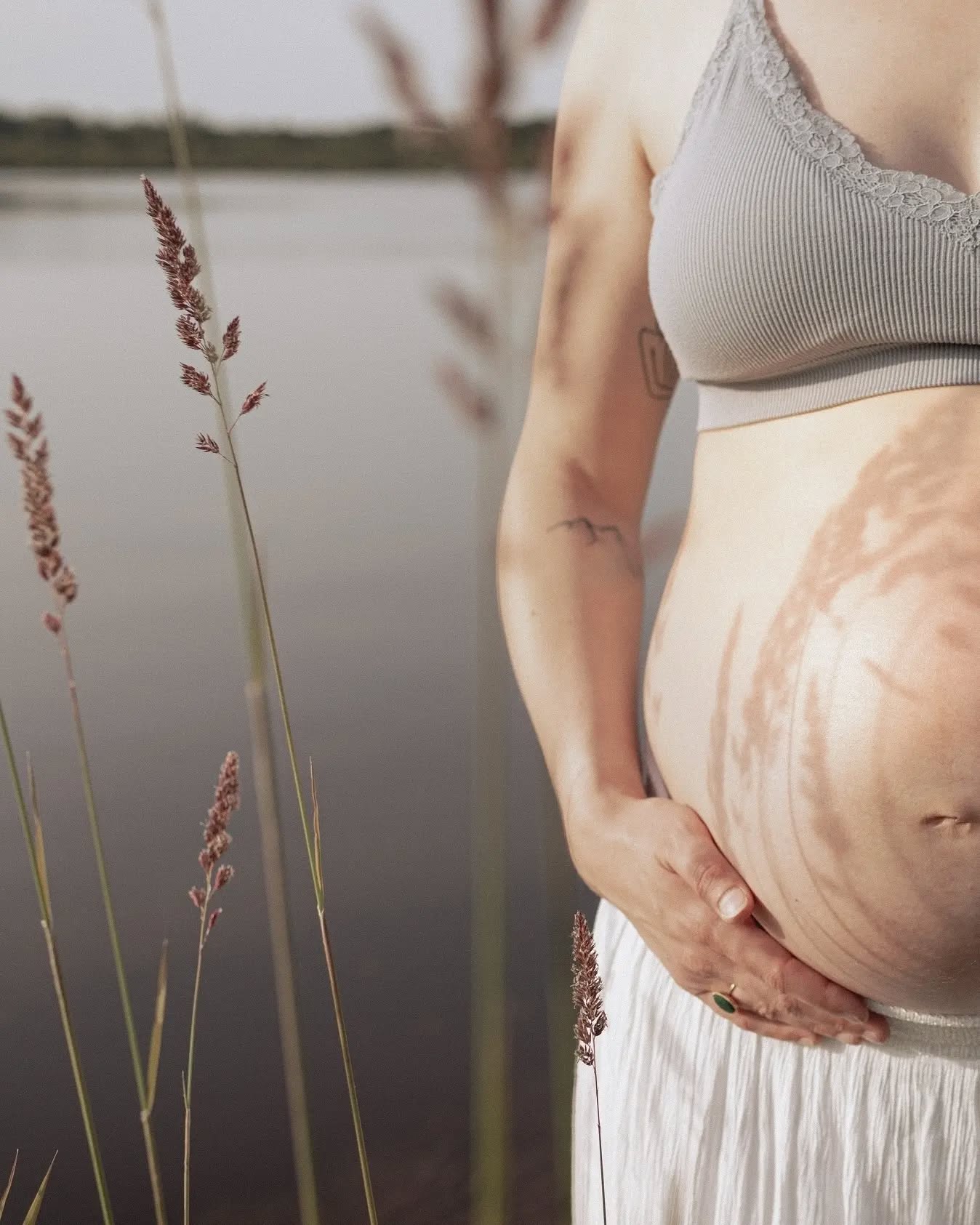 Bienvenue Lison.✨ #grossesse #couple #pregnancy #mimizan #mimizanplage #lovers #babyonboard #couplesgoals #love #couples #portrait #photographelandes #sunsetlovers #lovephotography #nikon #leslandes #saintpaulenborn #parentis #biscarrosse #contis #aureilhan #mariagemimizan #seancephotolandes #grossesselandes #photographemimizan #mariagelandes #photographeparentis #photographebiscarrosse #manonduportphoto