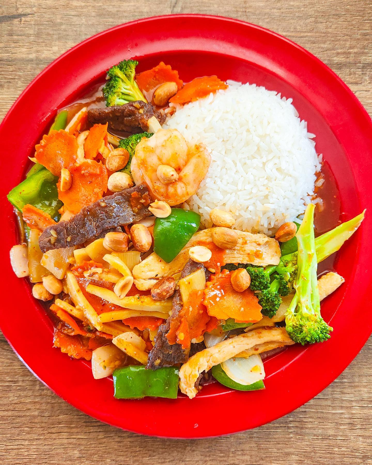 🎆 JULY SPECIALS 🎆
FOUR unique and tasty specials for you guys this month!
KUNG PAO STIR FRY: Veggies, choice of protein wok-fried in that sweet heat of Kung Pao sauce. Garnished with peanuts.
KUNG PAO PASTA: Asian-Italian fusion with linguine noodles tossed in bold, sweet and savory Kung Pao sauce! Garnished with peanuts.
LAO BEEF JERKY: Fresh Laotian beef jerky, seasoned with lemongrass and garlic. Served hot with a side of Jeow Bong. Add sticky rice to make it a meal for $3 more. This one is an SB Fam favorite!
LONGAN DRINK: Longan is Lychee's milder cousin with notes of honey. Subtly sweet and refreshing juice made with brown and white sugar, pandan leaf, and longan fruit.
For dietary info or to read more about our new specials, check out our website menu!
www.sweetbasilmke.com