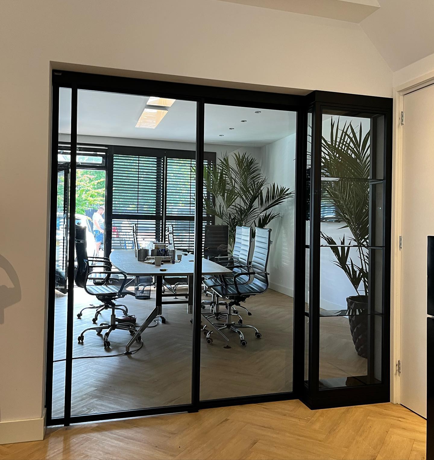 Stalen schuifdeur met geïntegreerde vitrinekast. Voorzien van getint en akoestisch veiligheidsglas, perfect voor in dit kantoor😎🎧
#schuifdeur #stalenvitrinekast #stalendeuren #stalenschuifdeur #staalenglas #deur #visgraatvloer #akoestisch #getint #veiligheidsglas #renovatie #verbouwing #design #art #kantoor #office #inspiratie #moodboard #vitrinekast #maatwerk #special #softclose #door #apeldoorn #veluwe #wesselssteelworks