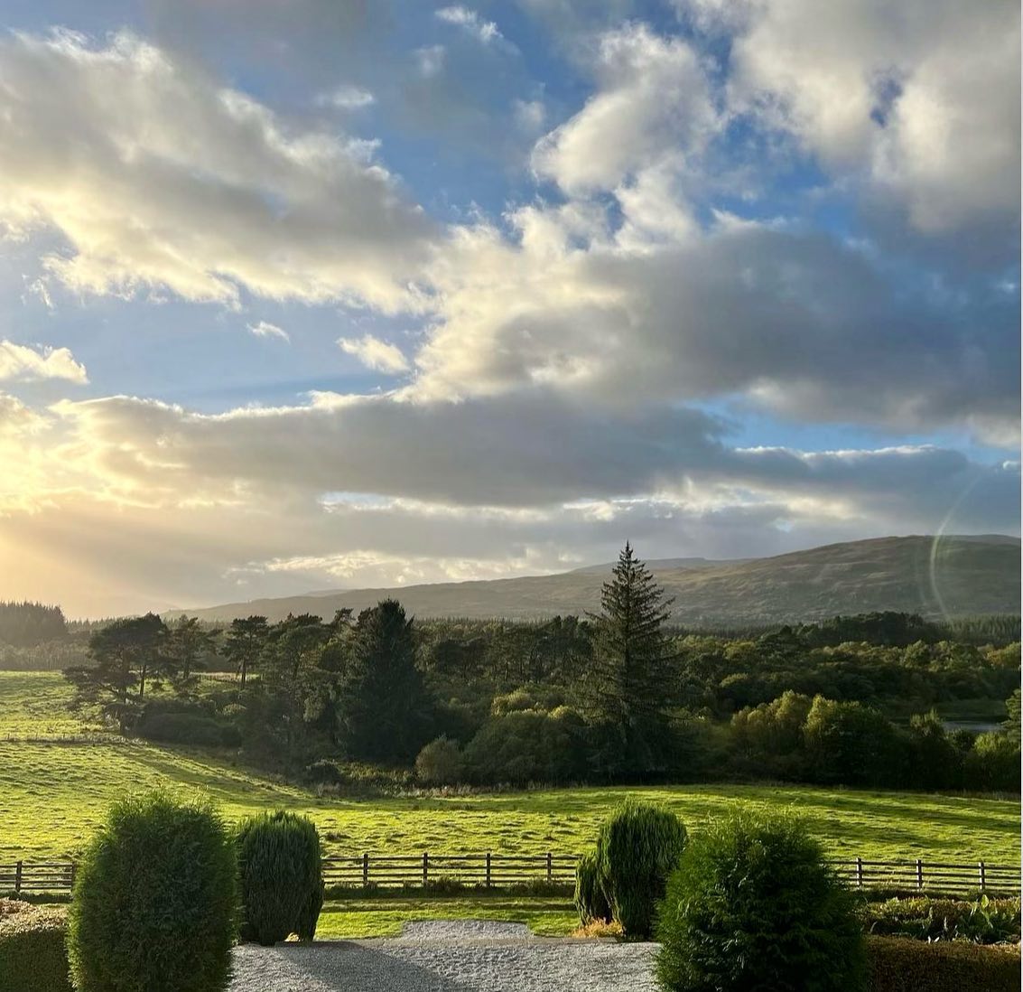 Congratulations to the newlyweds as they spent their honeymoon in Ireland!! 🇮🇪❤️📍 #outlander #virtuoso #luxury #travel #outlanderseries #outlanderireland