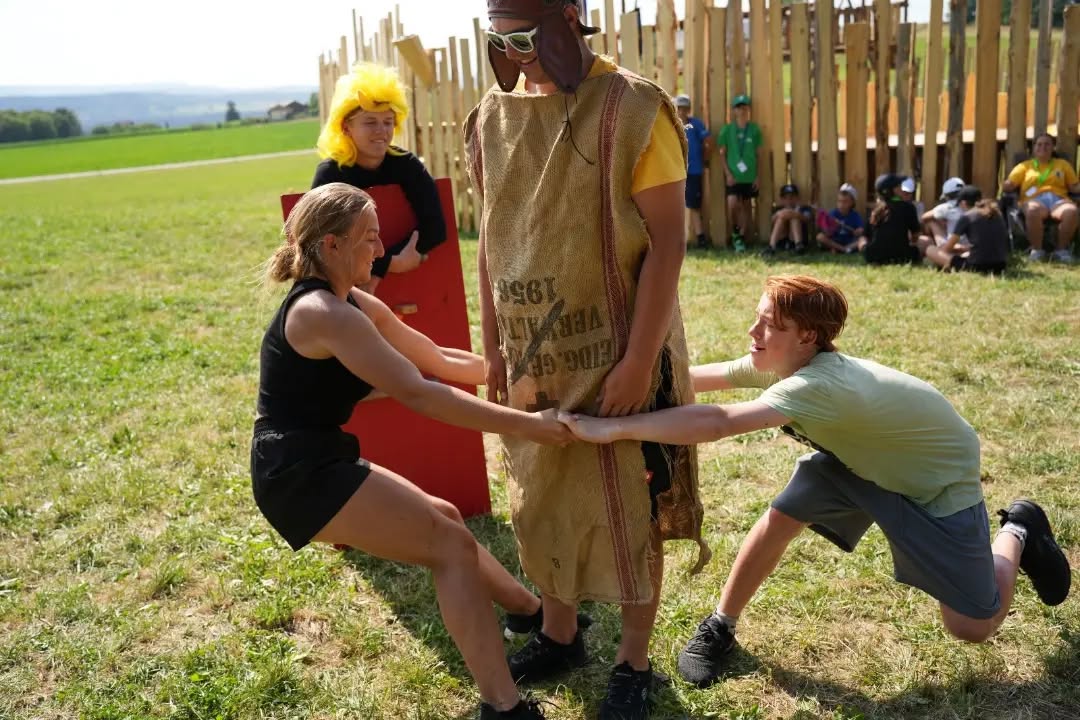 Morgens haben wir einen Postenlauf durch die Umgebung gemacht. Dabei mussten wir mit dem Fahrrad verschieden Orte abfahren. Bei den Posten bekamen wir Zutaten für einen Zaubertrank, der die Gallier wieder entwirren sollte. Diese waren am Morgen nämlich ganz schön verwirrt.
Am Nachmittag gab es ein Geländespiel indem wir Fahnen der anderen Gruppen finden und erobern mussten und dafür Punkte bekamen.
Nach dem Abendessen gab es noch Ateliers in denen wir aussuchen durften war wir machen wollten. Wir konnten eine Sauna bauen, die Hollywood-Schaukel aufstellen, durften als Erinnerung einen Rahmen mit einem persönlichen Foto gestalten oder konnten bei einem Barfussweg verschiedenste Untergründe erfühlen.
Spät am Abend hat uns Caesar als Dank das olympische Feuer versprochen, welches wir benötigen um ins Olympia-Dorf einziehen zu können. Er übergab uns zwei Karten, wo die beiden Feuer versteckt sind und hat uns geraten uns genügend auszuruhen, damit wir morgen die Reise zu den olympischen Feuern antreten können.