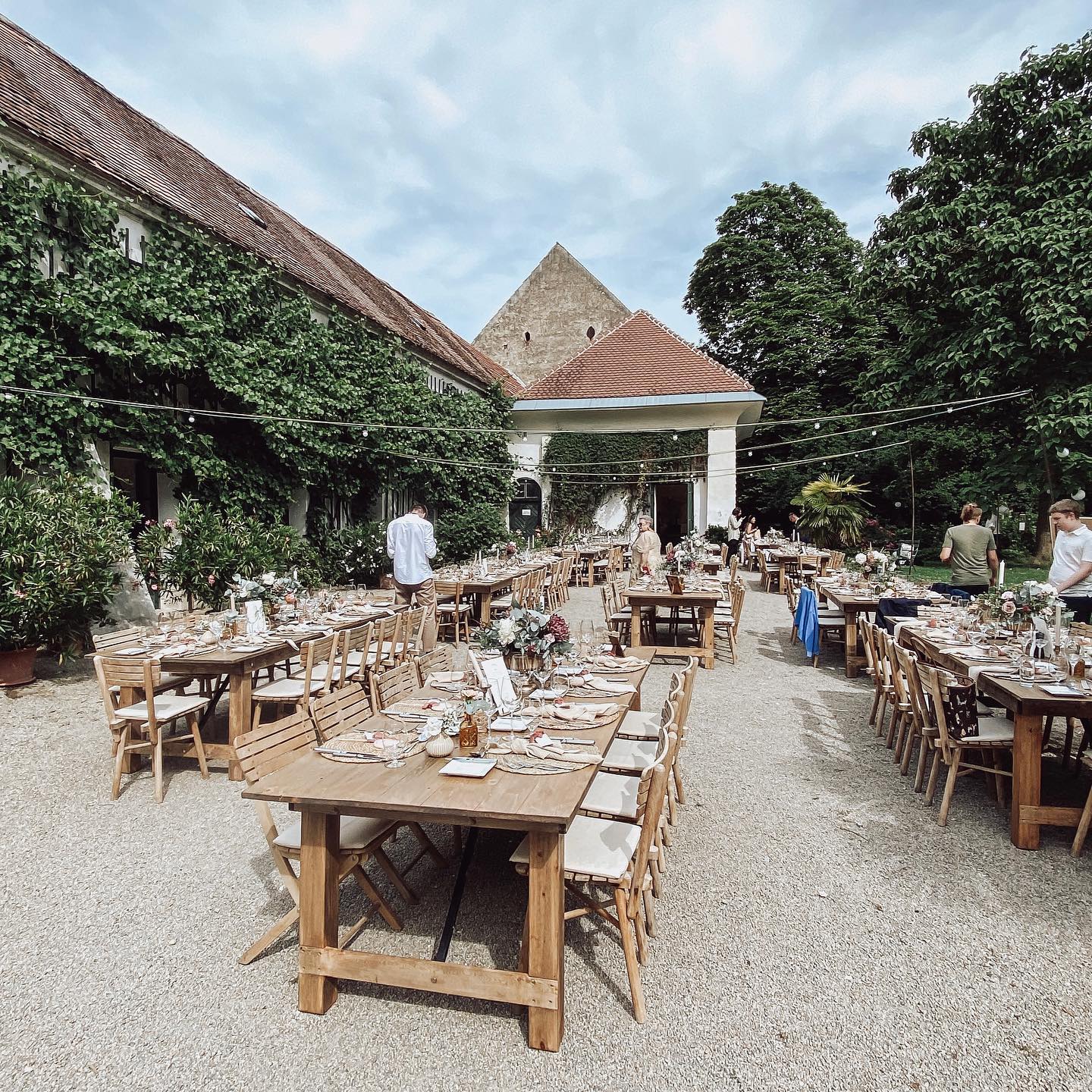 Boho meets Vintage ✨
Table Setting 🧡
Hochzeit vom 08.07.23
#wedding #weddinginspiration #tablesetting #weddingphotography #bohostyle #vintagestyle #bohobride #hochzeitsdekoration #weddingday