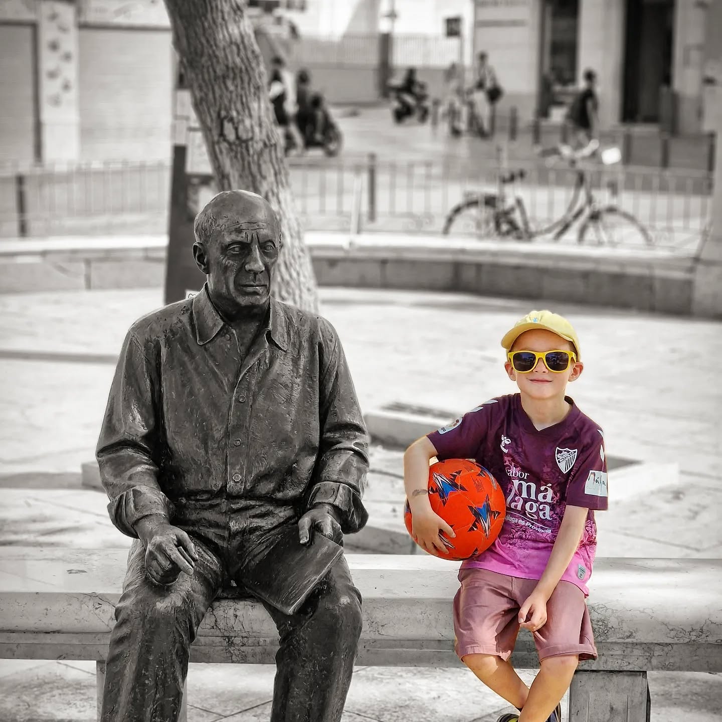 📍 Plaza de la Merced
ℹ️ Picasso y Rio
.
.
Visit us @ lovingmalaga.com
.
.
.
.
#lovingmalaga #malaga #malagalife #malagaturismo #málaga #ckmalagalife #summervibes #travel #travelphotography #picasso #museocasanatalpicasso #estatuadepicasso #malagacf