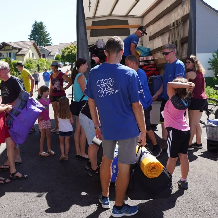 Mit roten Köpfen und Schweissperlen auf der Stirn sind wir auf dem Lagerplatz angekommen☀️. Mit den ersten Eindrücken von ihrem Zuhause für die nächste Woche, einer frischen Dusche und einem feinen Znacht kamen die erschöpften Gesichter wieder zum strahlen.😄