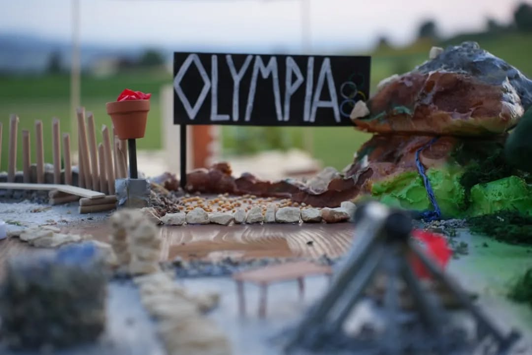 Nach einer sicheren Nacht beim Bauern in der Scheune wurden wir von «wunderschöner» Musik geweckt. Anschliessend haben wir einen Morgenspaziergang zum Zeltplatz zurück gemacht, wo wir ein erfolgreiches Aufwärmen mit drei reisenden Pinguinen gemacht haben. Nacht einem Postenlauf zum Thema Pflanzen, waren die Zelte durch die Leitenden bereits wieder aufgestellt und wir konnten es uns gemütlich machen. Am Nachmittag haben wir ein Geländespiel gespielt. Dabei haben wir Zutaten für einen neuen Trank gesammelt, da Obelix seine Kräfte verloren hatte.
Nachdem leckeren Abendessen hat Miraculix mit den Zutaten den Zaubertrank zusammengemischt und Obelix darin ein Bad genommen und seine Kräfte erfreulicherweise zurückerhalten. Anschliessend wurden unsere Fahrräder auf allfällige Schäden geprüft und wir haben in das Wochenspiel gestartet. Beim Wochenspiel haben wir unser Dorf aufgebaut. Danach wurde noch eine Geschichte erzählt und wir legten uns schlafen.