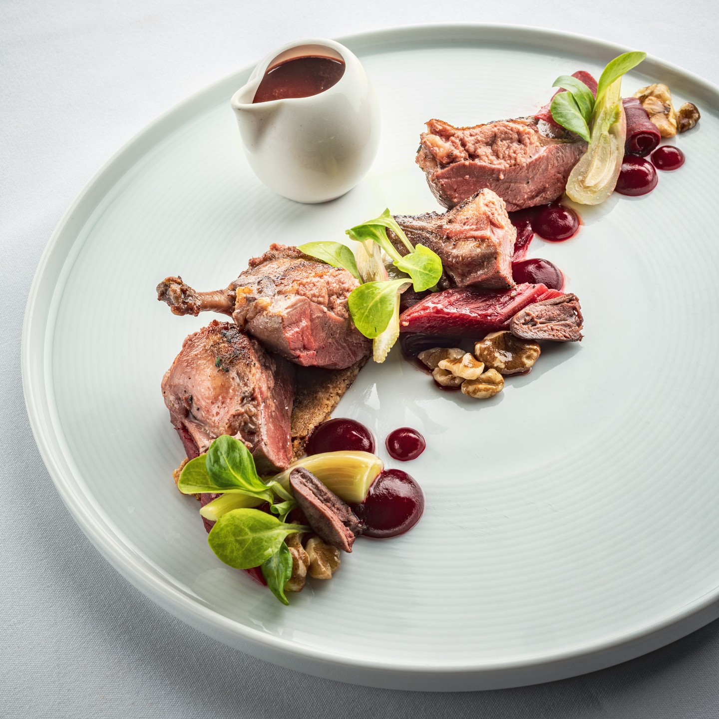 PIGEONNEAU 🐥
Pigeonneau entier de la Ferme Turlo :
Poitrines farcies au foie gras, betterave, rhubarbe confite, noyer noir & jus végétal.
📸 @lyraphoto
#pigeonneau #maitrecuisinierdefrance #gastronomy #gastronomie
#lesaintamour #gastronomiequebecoise #restaurantlesaintamour #restoquebec #foodies #quebecfood #vieuxquebec #alimentsQC #quebeccity #restaurantsaintamour #mangerlocal #mangerquebec #quebecfoodies
