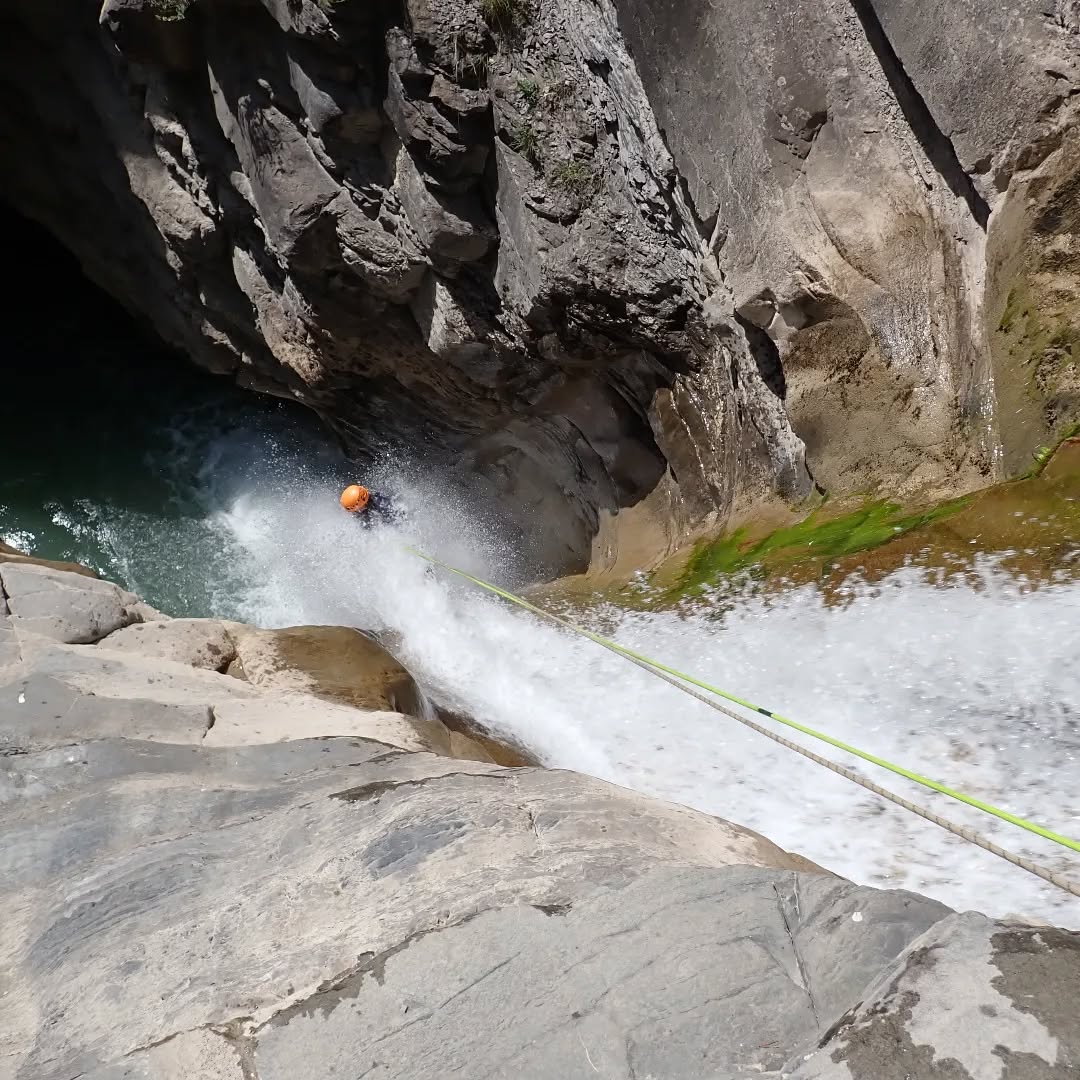Algunos momentos 📸 de barrancos deportivos de los últimos días. El mejor barranquismo deportivo en Aínsa.
.
.
.
#ainsa #barranquismo #canyoning #canyoneers #huescalamagia #ordesa #boltaña #ordesaymonteperdido #pyreneeen #pyreneeën