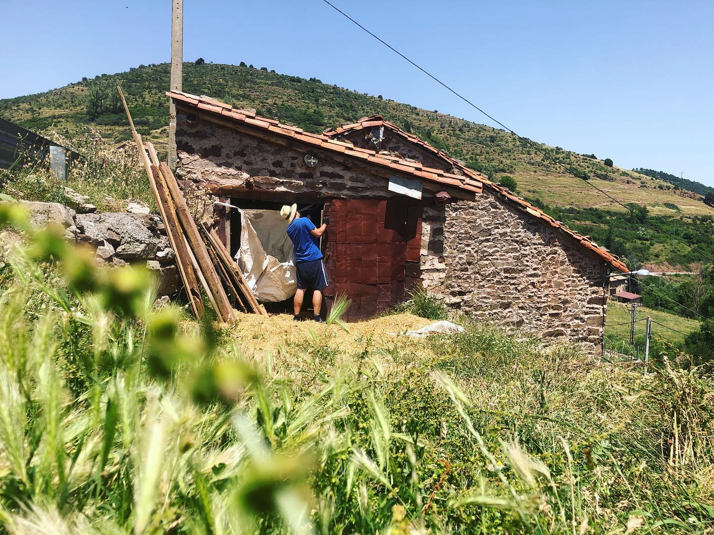Un lugar de ensueño enclavado en plena montaña, rodeado de bosques frondosos y aire fresco. Así era nuestro sueño y así vamos a construirlo 💪💫✏️ Os presentamos lo que será el nuevo Dentro del Lapicero.
.
.
.
#dentrodellapicero #estudio #estudioenlamontaña #taller #tallerenlamontaña #rehabilitacion #rehabilitacionpajar #rehabilitacioncuadra #rehabilitacionesificioantiguo