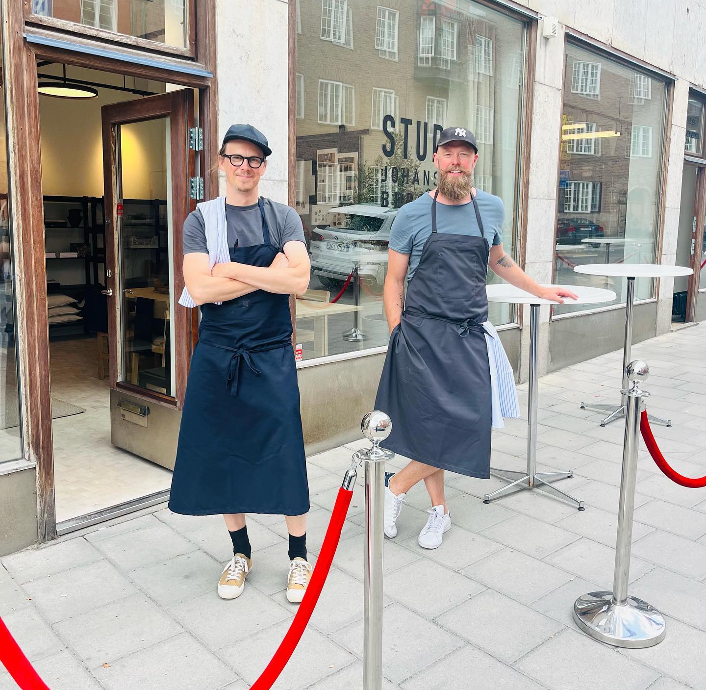 På Runebergsgatan 1 har grabbarna på @studio.johansson.bergvall skapat ett magiskt foodlab med inredning utöver det vanliga. Behöver du hjälp med något som rör mat och dryck är det dessa du ska boka möte med👊👊👊 (tydligen behöver man va ute i god tid också)