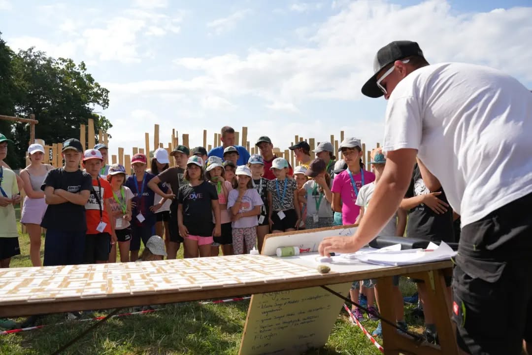 Heute Morgen konnten wir ein wenig ausschlafen vor dem grossen Geländespiel und der Eroberung des olympischen Feuers. Wir mussten im verrückten Labyrinth Figuren sammeln. Dafür mussten wir Münze verdienen um anschliessend die passenden Wege zu kaufen. Ausserdem musste wir im Labyrinth nach den Zutaten für unser Mittagessen suchen. Das Essen haben wir dann über unserem Feuer in den Spiel-Gruppen selbst gekocht. Am Nachmittag ging es mit der Eroberung des olympischen Feuers weiter, erfreulicherweise mit Erfolg. Cleopatra übergab Obelix feierlich die olympischen Fackeln.
Am Abend bekamen wir Besuch von unseren Mamis, Papis und Verwandte, worauf wir uns riesig freuten. Unser Besuch war beim Einzug in die Olympia Arena dabei und gemeinsam entzündeten Asterix und Obelix das Olympische Feuer bevor wir gemeinsam den Abend geniessen konnten und beim gemeinsam Lagerfeuersingen ausklingen liessen.