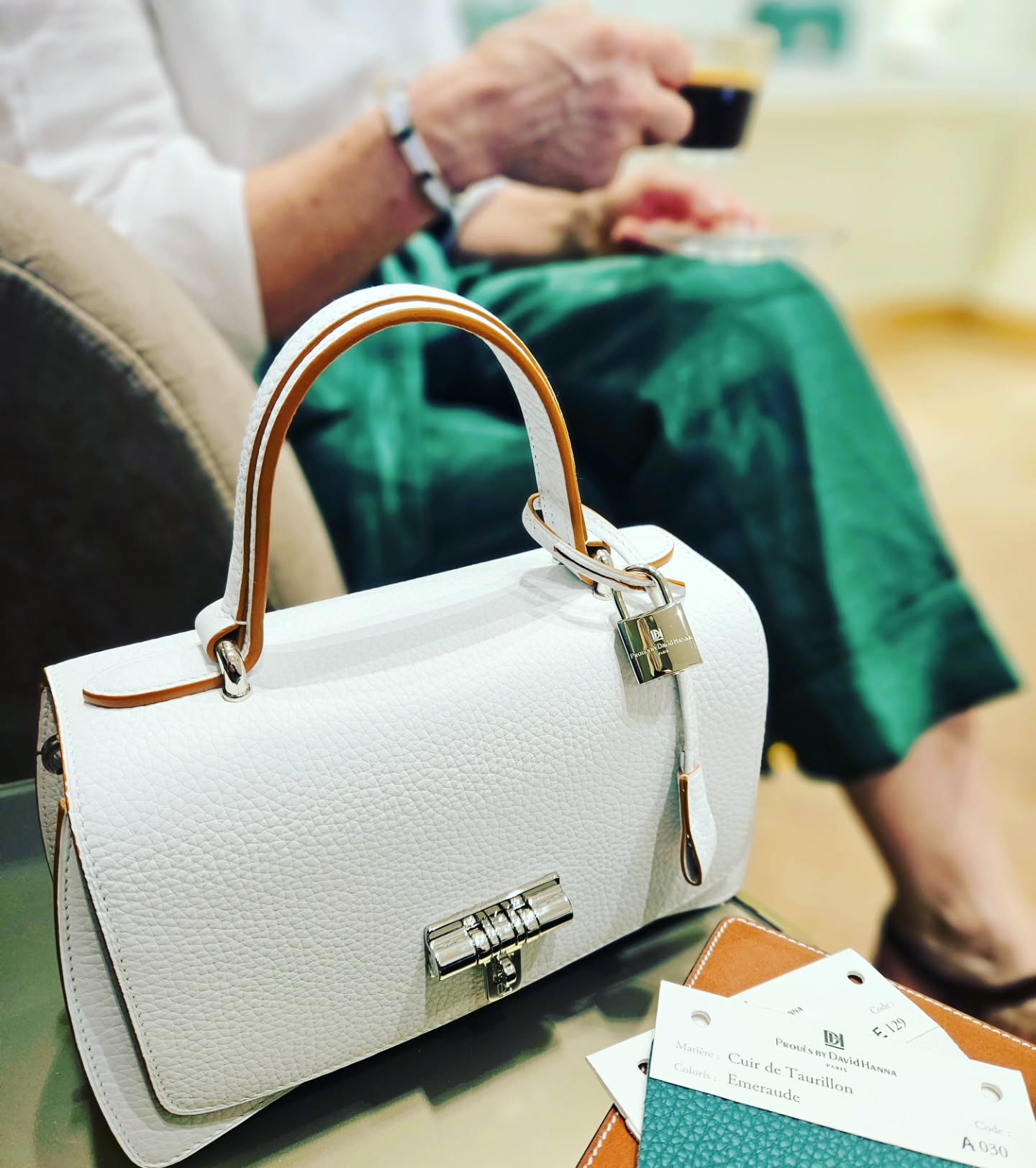 Autour d'un café, nous prendrons le temps d'imaginer votre future création.
#loquet #prouesbydavidhanna
#commandeparticuliere #specialorder #cuir #bespoke
#bespokebag #creative #leatherbag #atelier #hautemaroquinerie