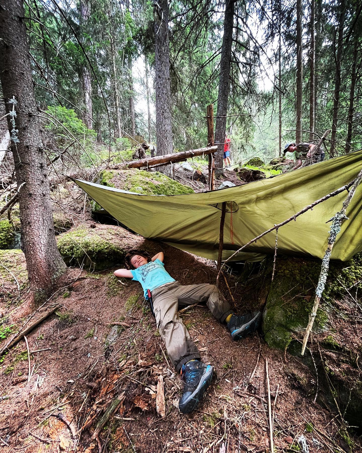 L’abri tarp, la solution d’urgence avec un simple poncho !!
#tarp #tarptent #survie #survival #mountain #montagne #naturelovers #forest #forêt #activiteenfant #activitenature #laplagne #savoiemontblanctourisme
@la_plagne @laplagnevallee
