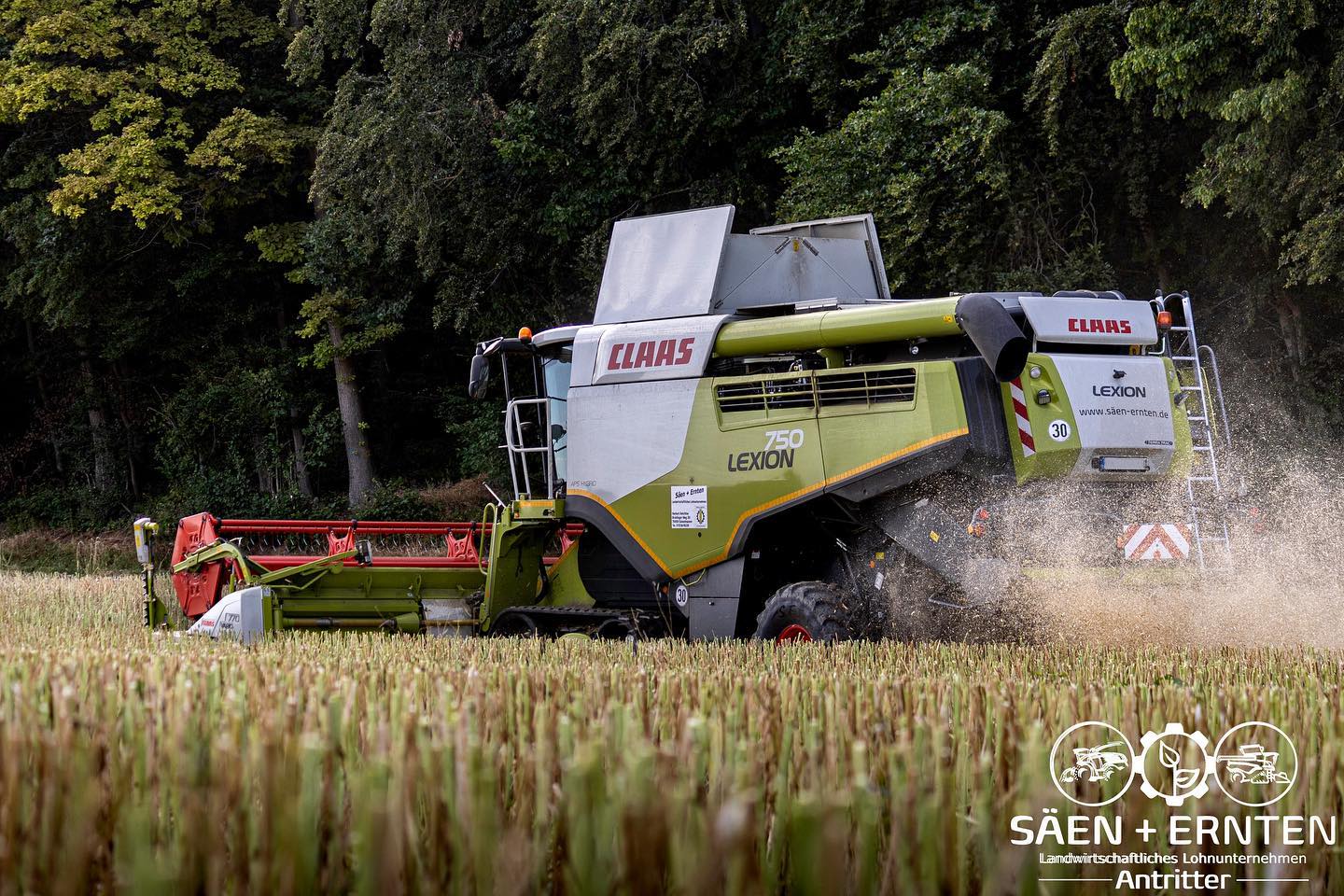 Die Erntezeit ist da! Mit dem Claas Lexion 750 tt geht es in vollem Tempo durch die Ernte. 🌾🚜
.
.
.
.
.
.
#erntezeit #claaslexion750tt #landwirtschaft #feldarbeit #erntemaschine #agrarwirtschaft #landschafftverbindung #badenwürttemberg #deutschland #raps #raps2023 #grünweiß #lohnunternehmen