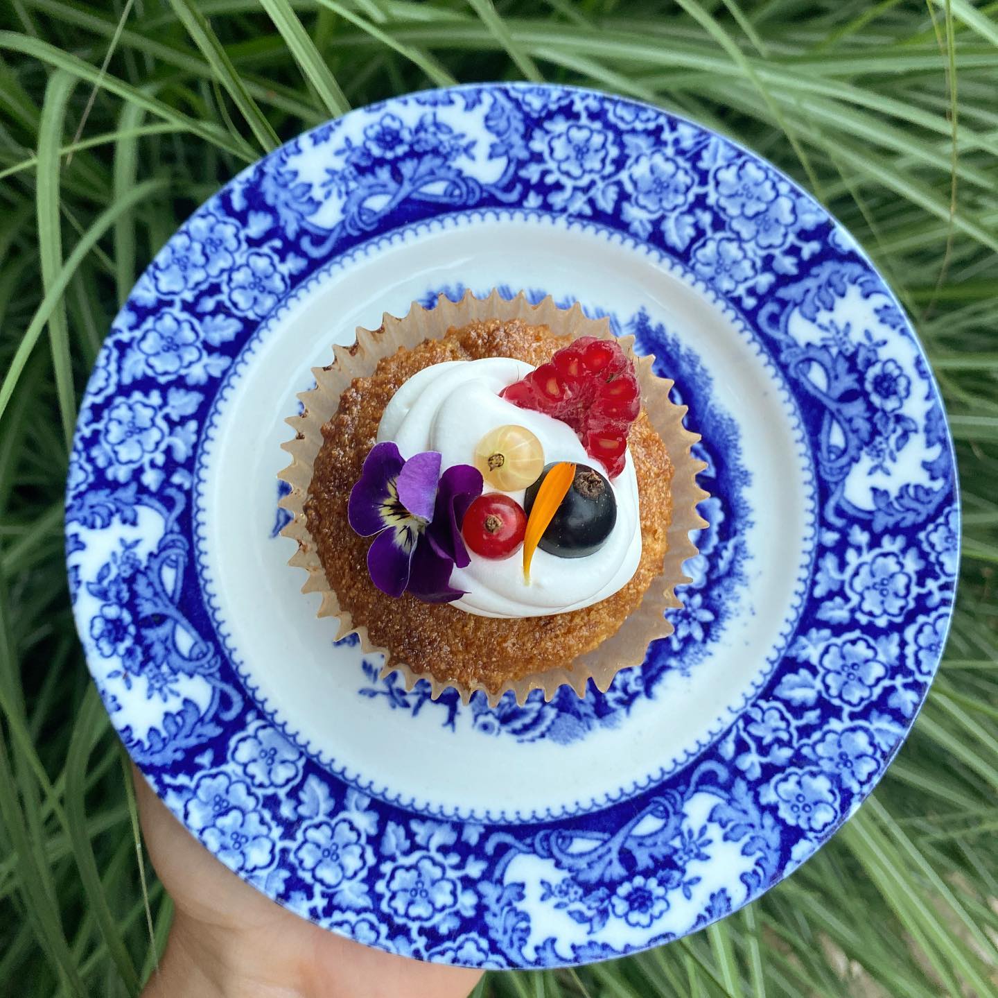 Catching up on retreats. One weekend in July I had a pleasure to work with @kindredyogalife and this time it was the gorgeous @helenrussellclark who led a group of these amazing humans into a weekend of yoga, sound healing, exploring the wonderful nature of @west_lexham and enjoying the best food I could make and create using fresh produce from the kitchen garden. Thank you @lucycarlybirnie and @a_weirdo_in_wonderland ๐๐
Pictured Lemon Polenta Olive Oil Cake with fresh berries and edible flowers. All freshly picked from the kitchen gardenโฃ๏ธ๐ซ๐ธ
#seasonal #local #yogachef #yogafood #retreatchef #retreatfood #privatechef #madewithlove