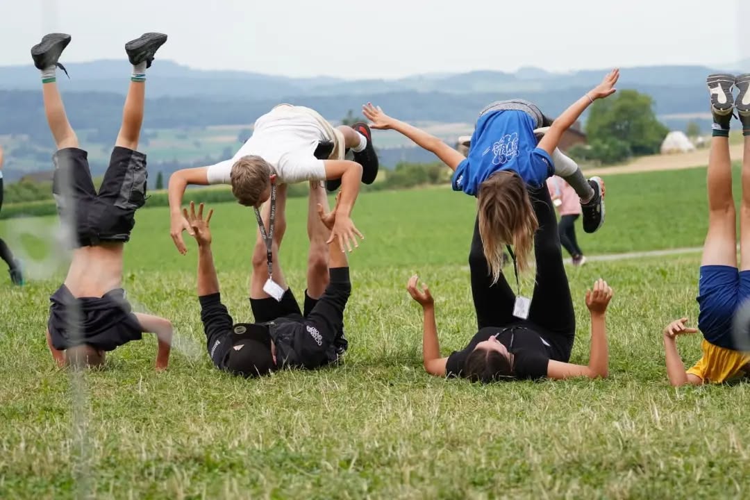 Morgens haben wir ein Geländespiel gemacht, indem wir die Medaillen für die Siegerehrung der Olympischen Spiele zu basteln. Dafür mussten wir Münzen sammeln um die Materialien dafür zu kaufen. Anschliessend erhielten wir Zeit die Medaillen in den Gruppen zu basteln.
Am Nachmittag haben wir Vorbereitungen für die Siegesparty gemacht. Wir haben eine Bowle gemacht, unsere Haare aufgefrischt, ein Schlammbad genommen uns unsere Reden vorbereitet. Zum Abendessen gab es das traditionelle Gallier-Gericht «Graben-Sau» mit essen an der Tafel. Am Abend gab es dann eine Party um unseren sieg zu feiern. Asterix und Obelix übergaben uns die Medaillen und wir tanzten, genossen Dessert und rundeten den letzten Abend mit einer gemeinsam Zahnputz-Party ab.