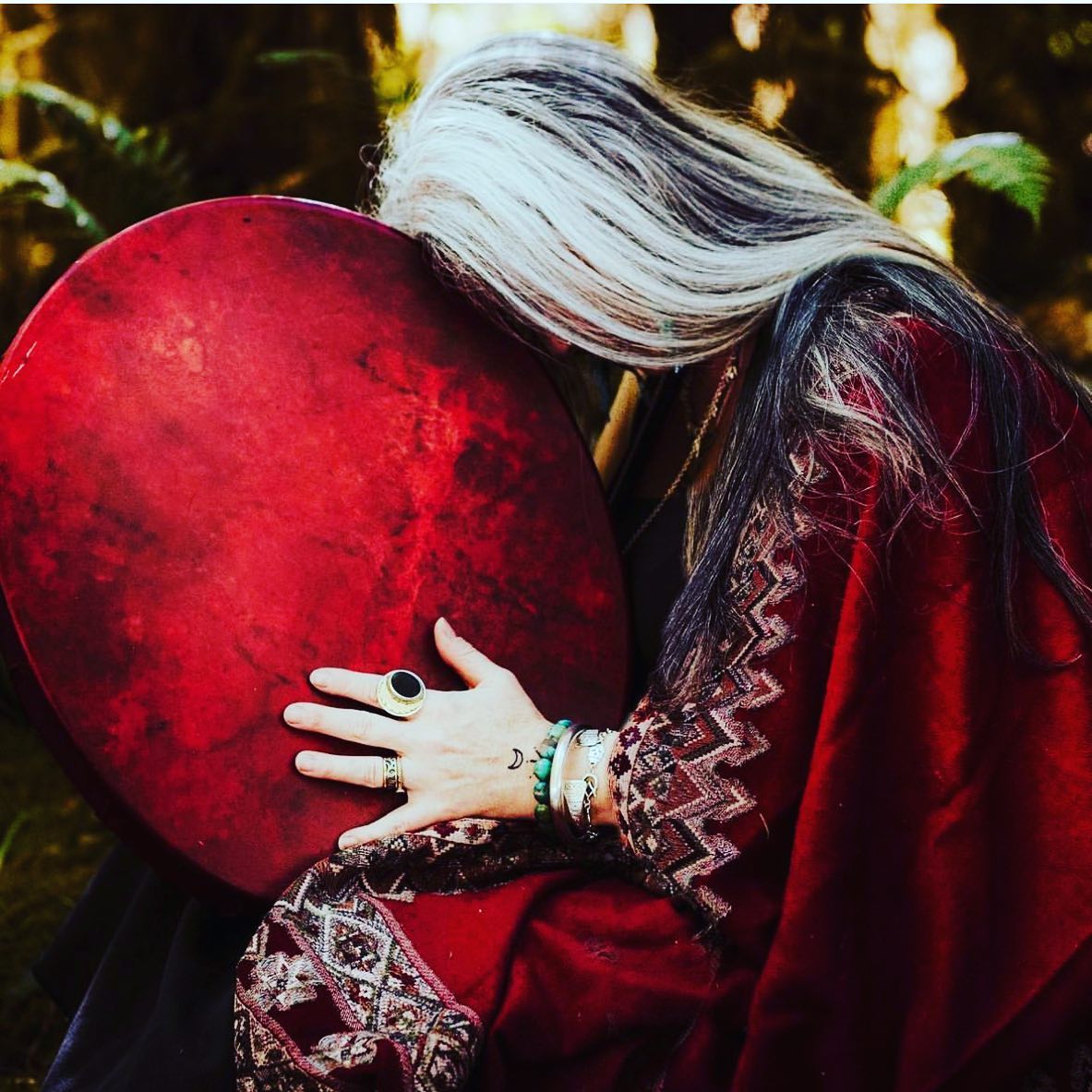 🌿🌿♥️🌿🌿I want to introduce the deep-rooted and powerful offerings of Nikiah Seeds @redmoonmysteryschool to our community. The embodiment of lineage and wisdom takes time. As a teacher, Nikiah is both an apprentice and guardian of Mother Earth. A wise tender of the wild. She is the co-author, with Neo Sims, of “Moon Mysteries,” a beautiful evocation and guide to the feminine Moon Cycles. I always keep a copy of this book at our forest temple home to give to women ready to dive deeper into traditional feminine practices. Nikiah offers annual deep immersions. “Holders of Staff and Bone.” Magic of Folklore and Trees” “Dreaming the Ancestors Back Home .”She also is an incredibly gifted weaver of Sacred Shawls-each a magical talisman. Sign up for her IG and website to keep in the loop for beautiful potent, life-affirming, and transformative offerings. Love, Sarah .:.
Gorgeous Photos by Jenny Ann Holden @_infinitebody_
#femininewisdom #MotherEarth #MotherMoon #MoonMysteries #PriestessPath