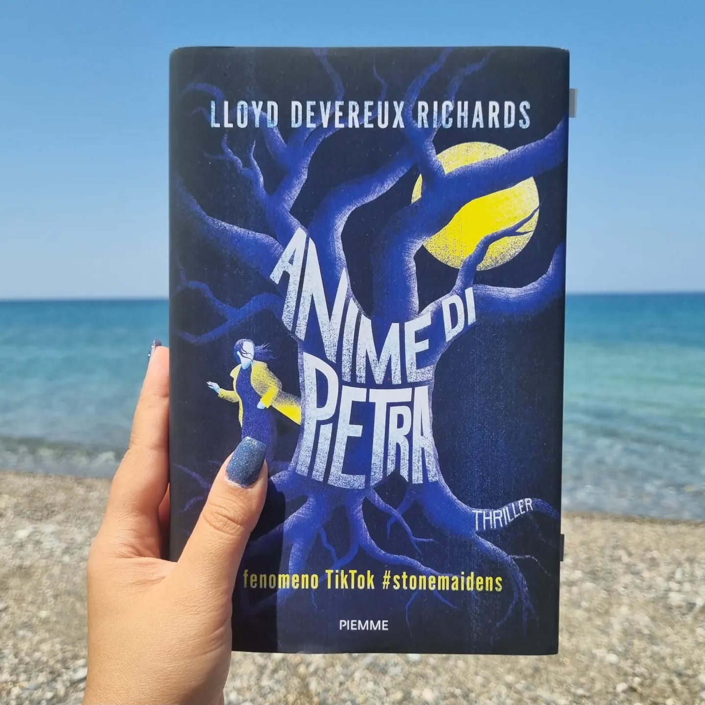 GIORNO 3 & 4!
Continuo pian piano con la lettura di #AnimeDiPietra in #collaborazione con @tandemcollectiveglobal !
Questo romanzo di @stone.maidens per @edizionipiemme mi ha rapito, la trama sembra semplice, il colpevole sembra evidente, ma penso ancora possa regalarci colpi di scena inaspettati!
Ho continuato con la terza e la quarta tappa (pag 143, pag 185) e sto continuando a leggere, complice la tranquillità del mare.
In queste tappe capiamo perché Christine Prusik, l'antropologa forense dell'FBI di Chicago protagonista del libro, ha tanto a cuore questi casi, scopriamo qualcosa del suo passato e del suo presente, entriamo in empatia con lei e ci ritroviamo a dispiacerci per la sua "sensibilità" al caso.
Al termine di queste pagine abbiamo l'arresto di un sospettato, ma è fin troppo semplice, fin troppo scontato e banale. E bisogna calcolare anche che mancano ancora più di 100 pagine, cosa succederà? Ma, soprattutto, è proprio l'arrestato il serial killer che Christine cerca?
Restate sul profilo per scoprire le ultime tappe e le mie impressioni su questo thriller sul blog! Se volete partecipare alla lettura potete seguire le tappe con me, mentre se avete qualcosa da dirmi o da chiedermi su questa #AnimeDiPietraReadalong potete commentare o scrivermi in DM!
Ringrazio @tandemcollectiveglobal per avermi permesso di partecipare e ringrazio anche i miei compagni d'avventura in questa #readalong!
#AnimeDiPietra #StoneMaidens #TandemReadalong #libri #books #reading #love #italy #booklover #libro #instabook #instagood #bookclub #supportoprofili #read #photography #leggere #art #bookworm #libridaleggere #thebookclubpost #lolanorumascorner