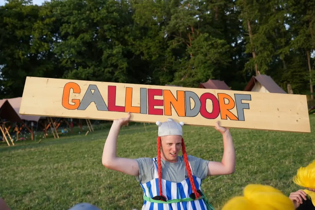 Da Asterix heute versehentlich von Obelix niedergeschlagen wurde und keiner Helfen konnte, haben wir einen Postenlauf zum Thema Erste Hilfe gemacht. Wir haben unsere Leiterin vor dem Verbluten gerettet, den Krankenwagen gerufen und wissen jetzt, was passiert, wenn man zu viele Medikamente nimmt, die man nicht braucht.
Nachmittags haben wir uns mit Zaubertrankbrauen und Kriegsbemalung auf die Olympiade vorbereitet. Ausserdem haben wir uns von der anstrengenden Nachtübung erholt. Es war echt gruselig die Leuchtstäbchen aus dem dunklen Wald zu sammeln.
Abends war dann die Olympiade. Zuerst mussten wir uns Beweisen. Die besten Gruppen durften anschliessend ins Olympia Finale gegeneinander antreten. Nun sind wir auf die Entscheidung morgen gespannt.