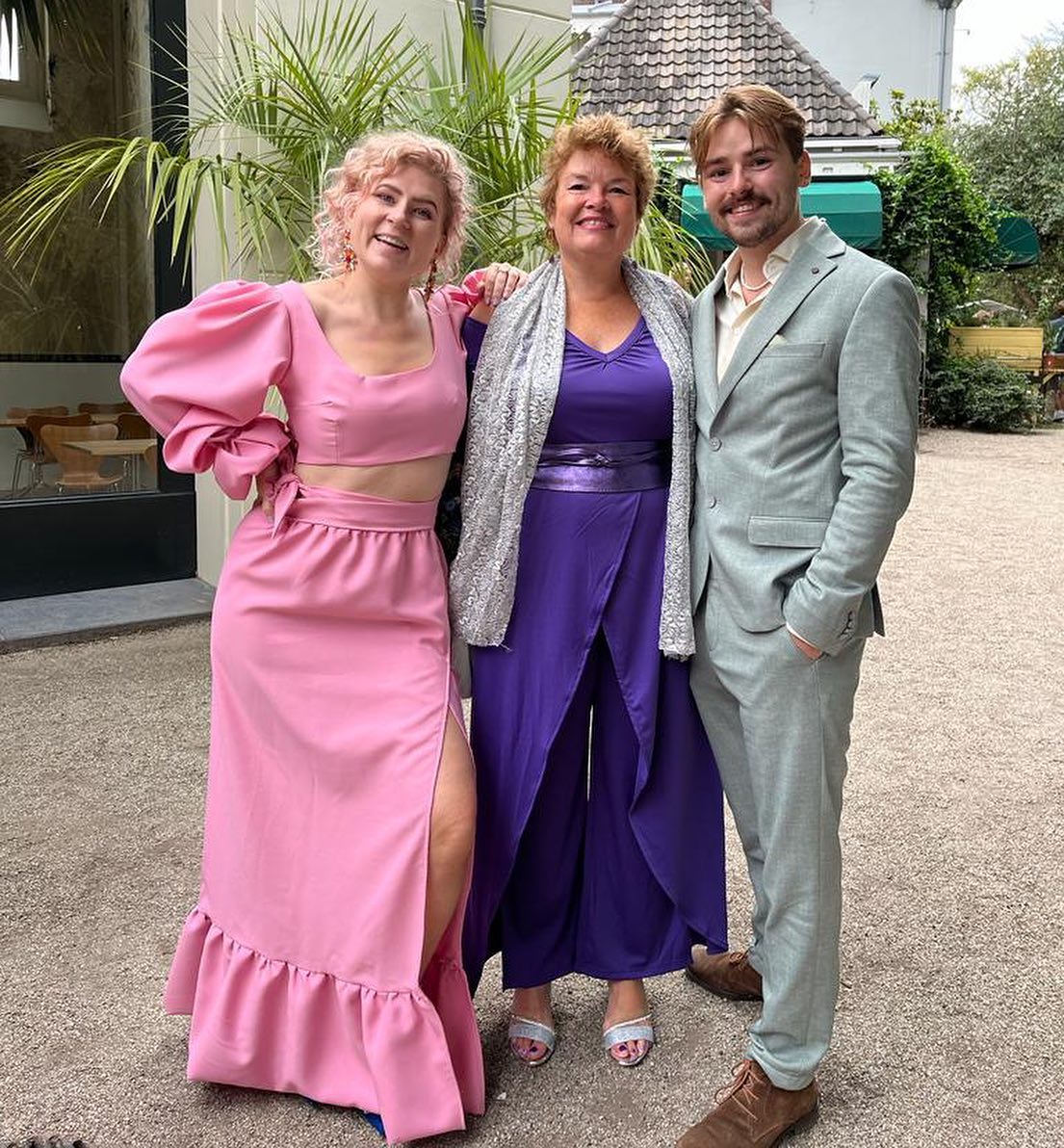 Mijn favoriete foto gister, met mijn favoriete mensen, in een zelfgemaakte outfit✨
Op de tweede foto zie je hoe ik begon… Wil je je doorzettingsvermogen trainen? Begin met naaien!