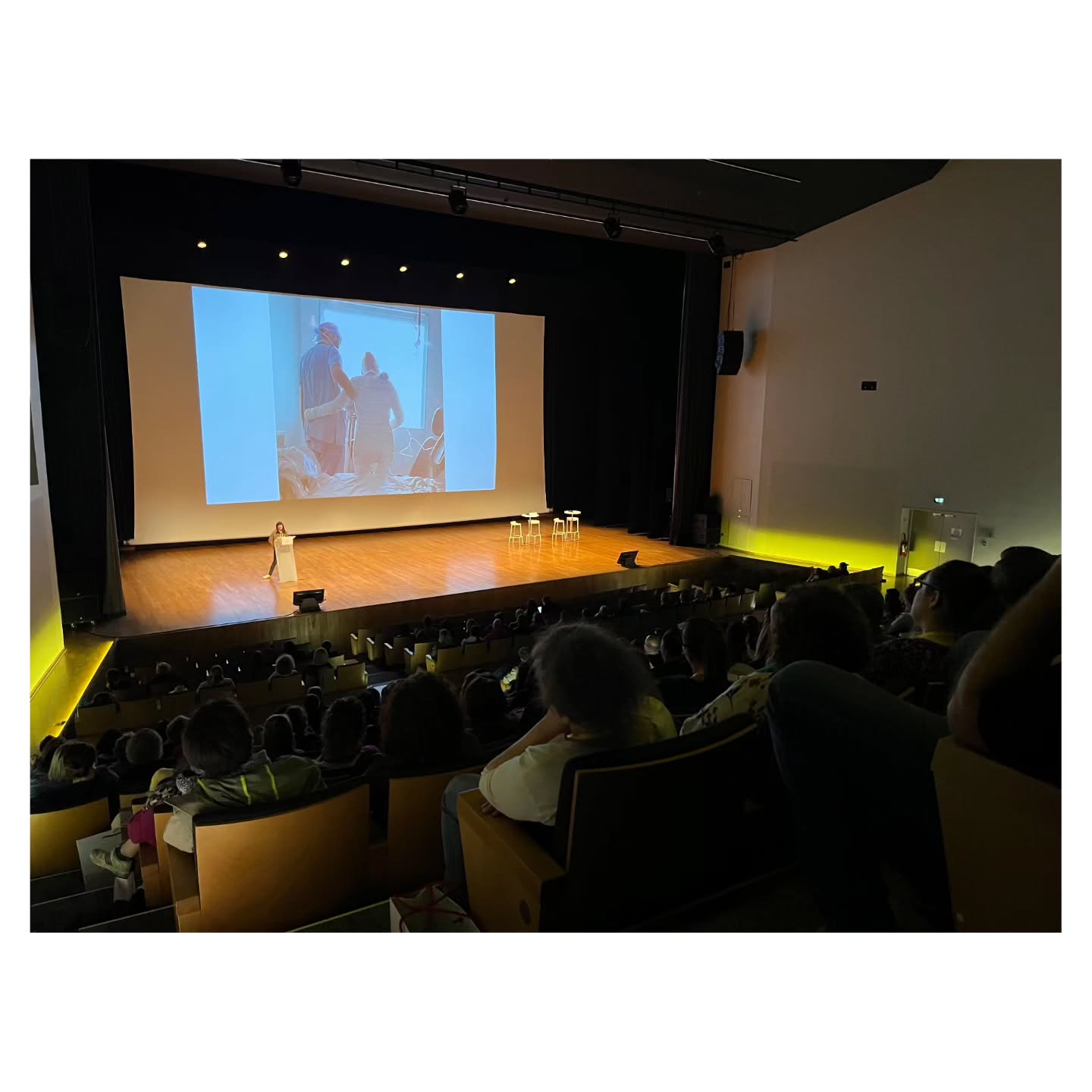 En Mai dernier j'ai partagé avec un amphithéâtre entier, rempli de soignants, mon passage en réanimation, mes traumas et mes peurs.
Je n'avais pas préparé cette conférence autant que la première, je suis montée sur scène et ai vidé mon sac devant toutes ces personnes.
Après avoir raconté mon histoire, je suis revenue sur mon ressenti actuel, où j'en suis, comment je me sens depuis tout cela.
Le fait est que malgré les rencontres et les beaux évènements, je n'ai jamais pris le temps de me confronter à moi même et à ce que je ressentais au plus profond de moi. Car il est plus simple d'être là pour les autres que de s'occuper de soi même. C'est le cœur lourd que j'ai partagé ces mots mais c'est en étant convaincue que c'était primordial pour moi que je l'ai fait, et j'ai été poussé et élevé par une équipe merveilleuse qu'est le CREUF NORD PAS DE CALAIS.
Je remercie le Dr Claire Boulle de Douai pour sa bienveillance, sa générosité et toute l'équipe CREUF NDPC qui œuvre pour le bien être et la prise en considération des trauma post réa de TOUS les patients.
Ma meilleure amie m'a dit "tu as l'air si petite sur la photo mais tu es si grande." Il est temps d'accepter. ❤️
Never give up.
Camille