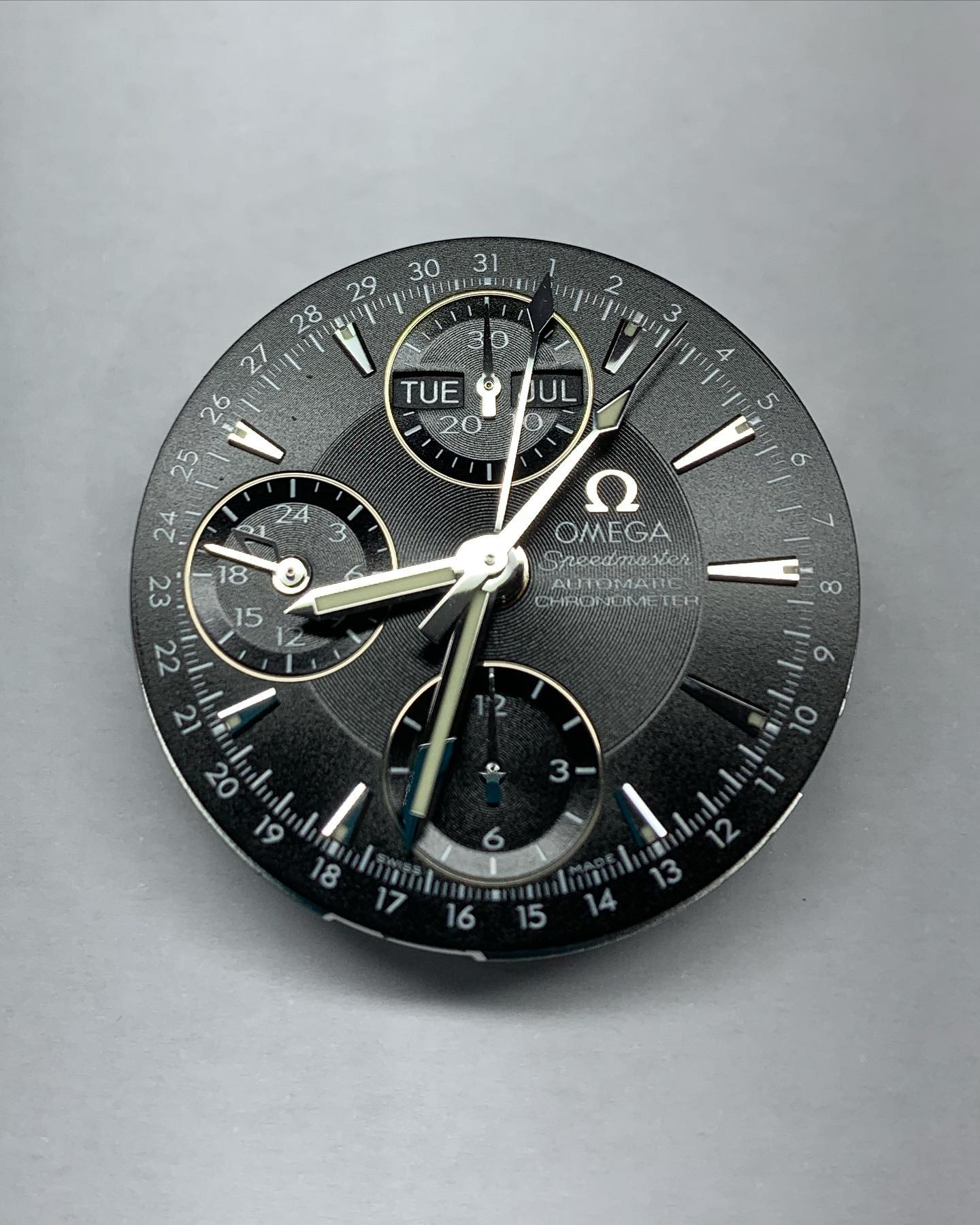 One of the more complex jobs in recent weeks at the Crockett & Daw dream factory is this automatic Omega Speedmaster. With three register chronograph, day, date and month indicators, there are a lot of parts to this little jigsaw puzzle. Full case and bracelet refinish to bring the old girl back to life 🤩