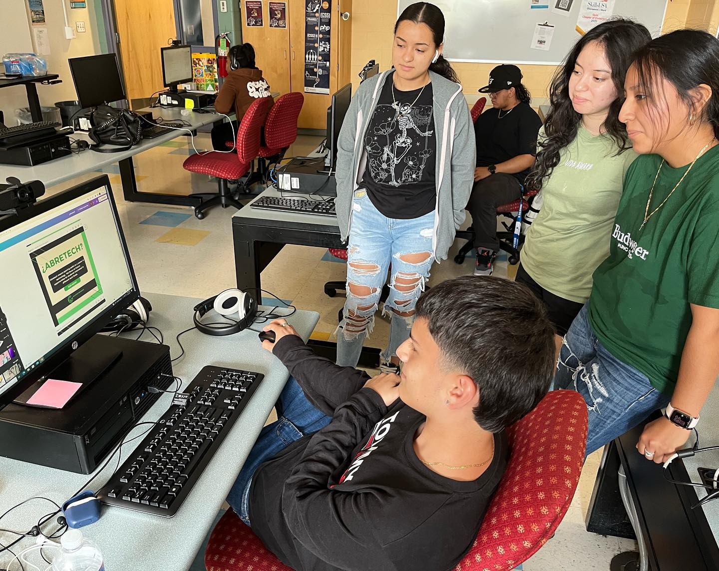 Loved seeing the team give each other feedback on their work today. Feedback is not an easy practice and it’s been so cool to see their skill at giving and receiving feedback grow over these last few weeks! #feedback #techfutures