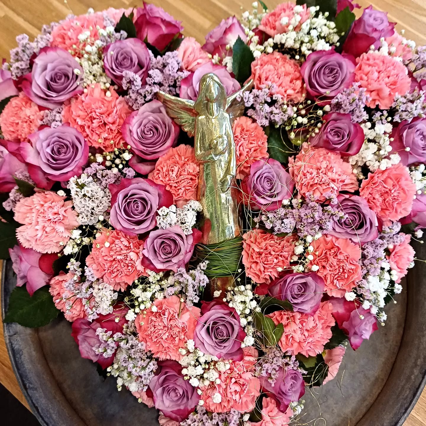 In liebender Erinnerung 🤍
#cityblumehdh #trauer#liebe#erinnerung#herz#engel
#rosen#nelke