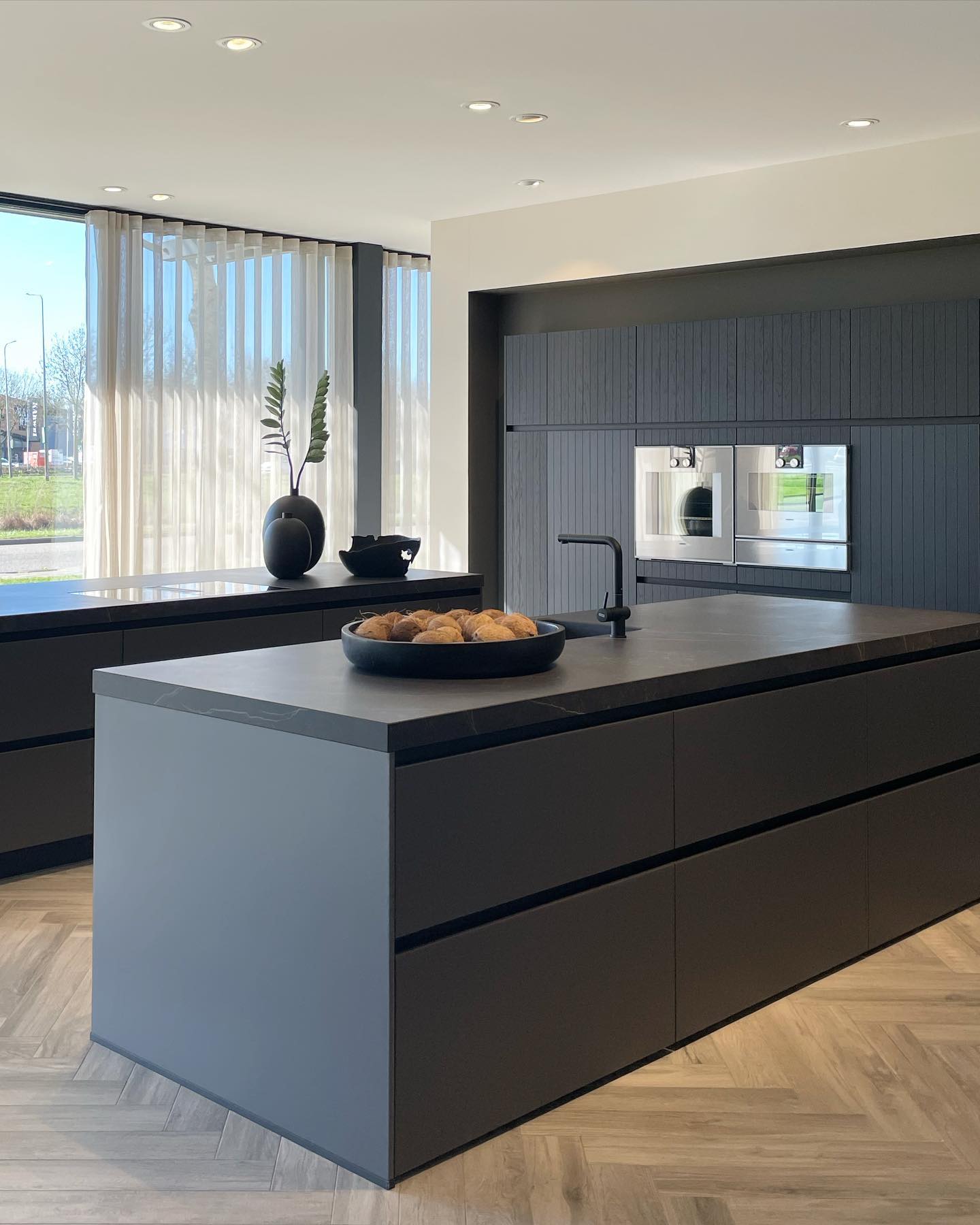 Keuken ontworpen met aandacht
Ooit gehoord van de werkdriehoek? Met een beetje extra aandacht kun je van jouw keuken jouw ideale droomkeuken maken. Het is een theorie die helpt om een zo optimaal en praktische keuken te creëren door je kookplaat, koelkast en gootsteen in driehoekvorm te laten passen.
Het zijn drie punten waartussen je je het meest beweegt en die dus niet ver uit elkaar moeten liggen. Zie de tweede foto voor het voorbeeld.
Naast alle praktische details kijk ik ook graag mee naar de esthetische kant van het ontwerp. Het advies gaat verder dan alleen het ontwerp op papier, het komt regelmatig voor dat ik op pad ga om samen met klanten hun droomkeuken samen te stellen.
#keukenontwerp #keukenboer #keuken #nieuwbouw #nieuwbouwwoning #keukeninspiratie #kitchen #interieuradvies #houseoffavorites