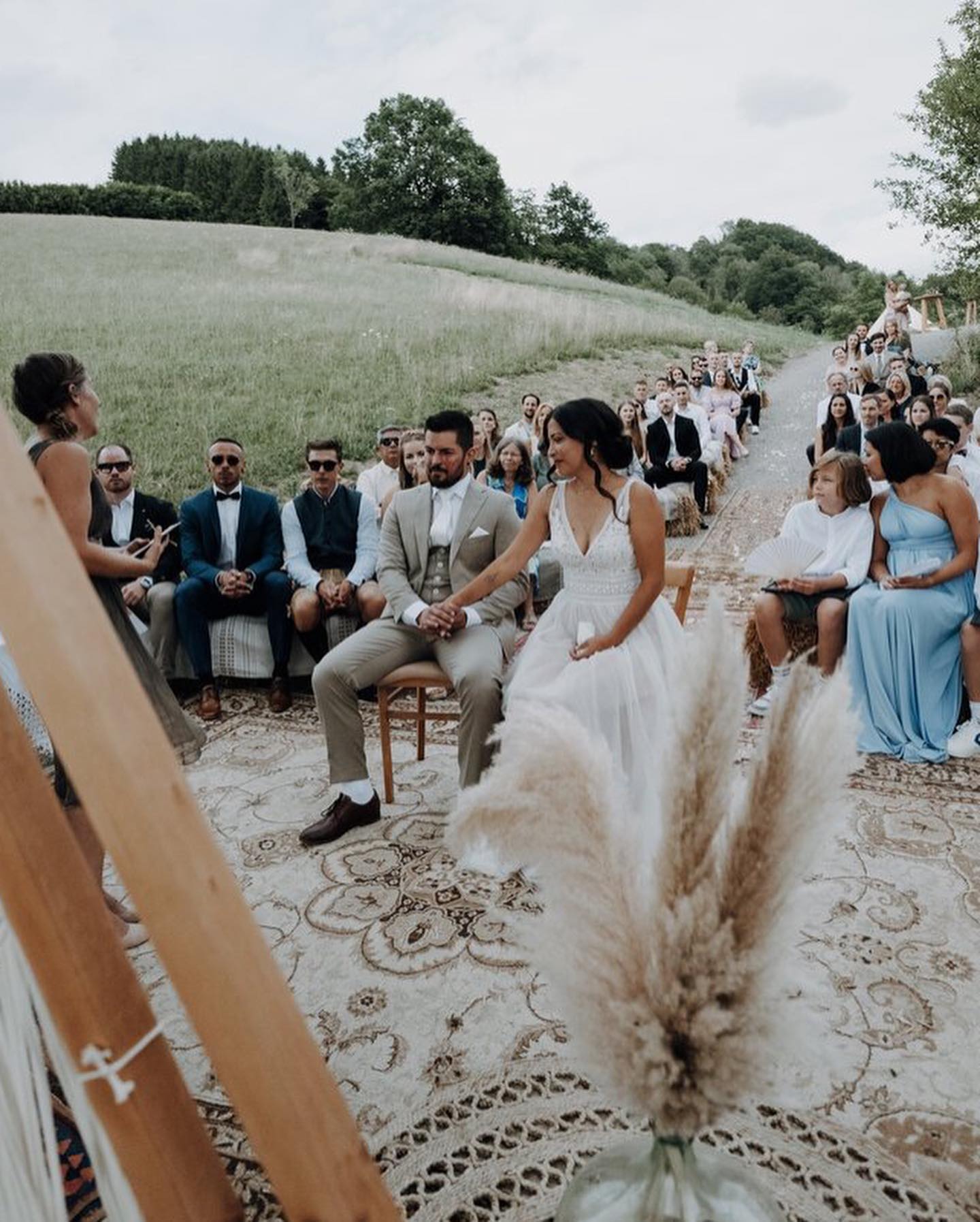 ✨Boho Hochzeit am Hof ✨⛰
Sooo schöne Bilder hat @claudiaweaverphoto bei der letzten Sommerhochzeit festgehalten. 😍 Danke für euer Vertrauen! Es war ein wundervolles Fest. 🧡
#weddinginspiration #heiratenamhof #heirateninösterreich #heiratenindenbergen #bohostyle #bohowedding #bridetobe #hochzeit #dekoverleihsalzburg #bohobride