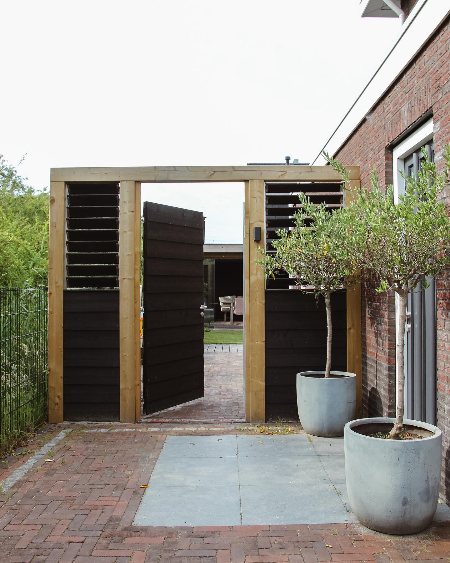 Achter de tuindeuren van Jennifer & Hans in Dordrecht
In 2019 maakte ik voor een tuinontwerp. Hun nieuwbouwhuis had een tuinplan nodig. Het was voor mij denk ik een van de eerste tuinontwerpen die ik maakte. Paar weken terug maakte ik foto’s van het eindresultaat, inmiddels alweer een volwassen tuin.
Het is een heerlijke moderne onderhoudsarme tuin die zich onderscheid van andere tuinen door het gebruik van verschillende materialen. We zien hout, waaltjes, keramische grote tegels. Door het verschillend materiaalgebruik is het ontwerp speels geworden en voelt het aan als een gezellige geborgen tuin.
Het heeft twee ondiepe borders aan weerszijden maar het voelt niet alsof er weinig ‘’tuin’’ is. De balken worden omringd door een grote blauwe regen en doen dienst als schommel.
Achter de loungeset is de trampoline ‘’verstopt’’. Deze is ingegraven en zorgen ervoor dat een eventuele zichtlijnen vanuit binnen niet worden beperkt.
Bijkomstige voordeel is dat je de diepte van de tuin behoud.
Door de diverse zitplekken kun je kiezen of je in de zon wilt zitten of liever lekker even in de schaduw. En zelfs in deze tuin met dit weer genoeg plek om het zwembad op te zetten in het gras. Wat een heerlijk vakantiegevoel zo dichtbij huis!
#tuinontwerp #tuinplan #onlinetuinontwerp #tuinontwerpopafstand #tuin #zomerindetuin #tuinontwerper #houseoffavorites