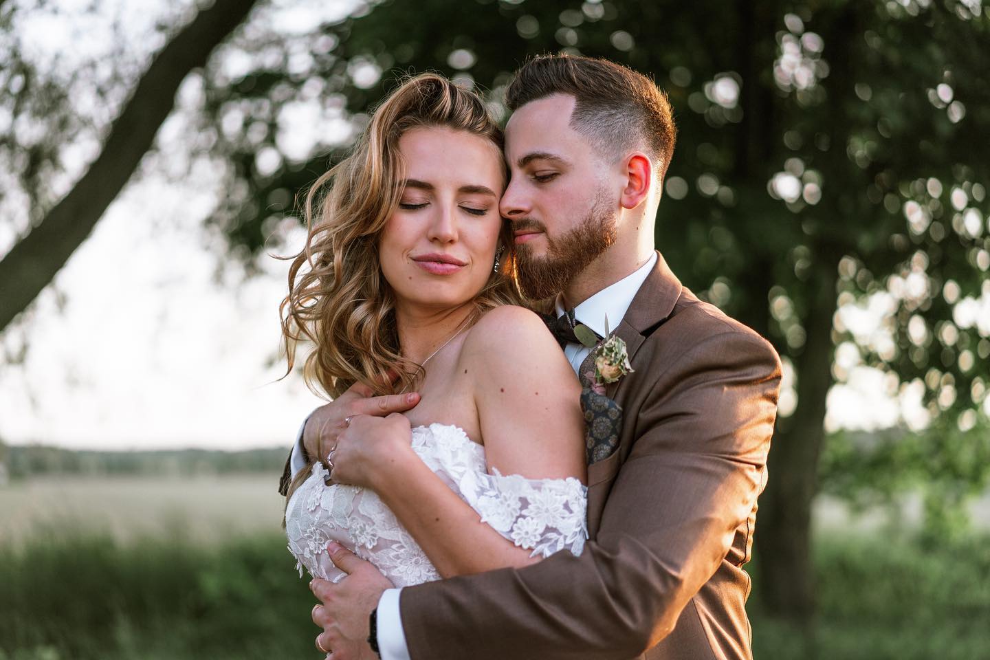 Lucie a Marek:)
@luciepavlikovaa a @marciani_p
@zamek_chalupki
#svatba #svatebnisaty #svatba2022 #svatebnifotograf #svatebniinspirace #svatebnifoto #wedding #weedingdiaries #svatebnikytice #instawedding #bride #ostravice #svatebnimisto #love #laska #fotograf #fotografostrava #weddingphotographer #svatbavbeskydech #sonyphotography #sonygangcz #svatbachalupki #zamekchalupki #svatba2023 #weddingday #weddingphotography #flatlay #weddingrings